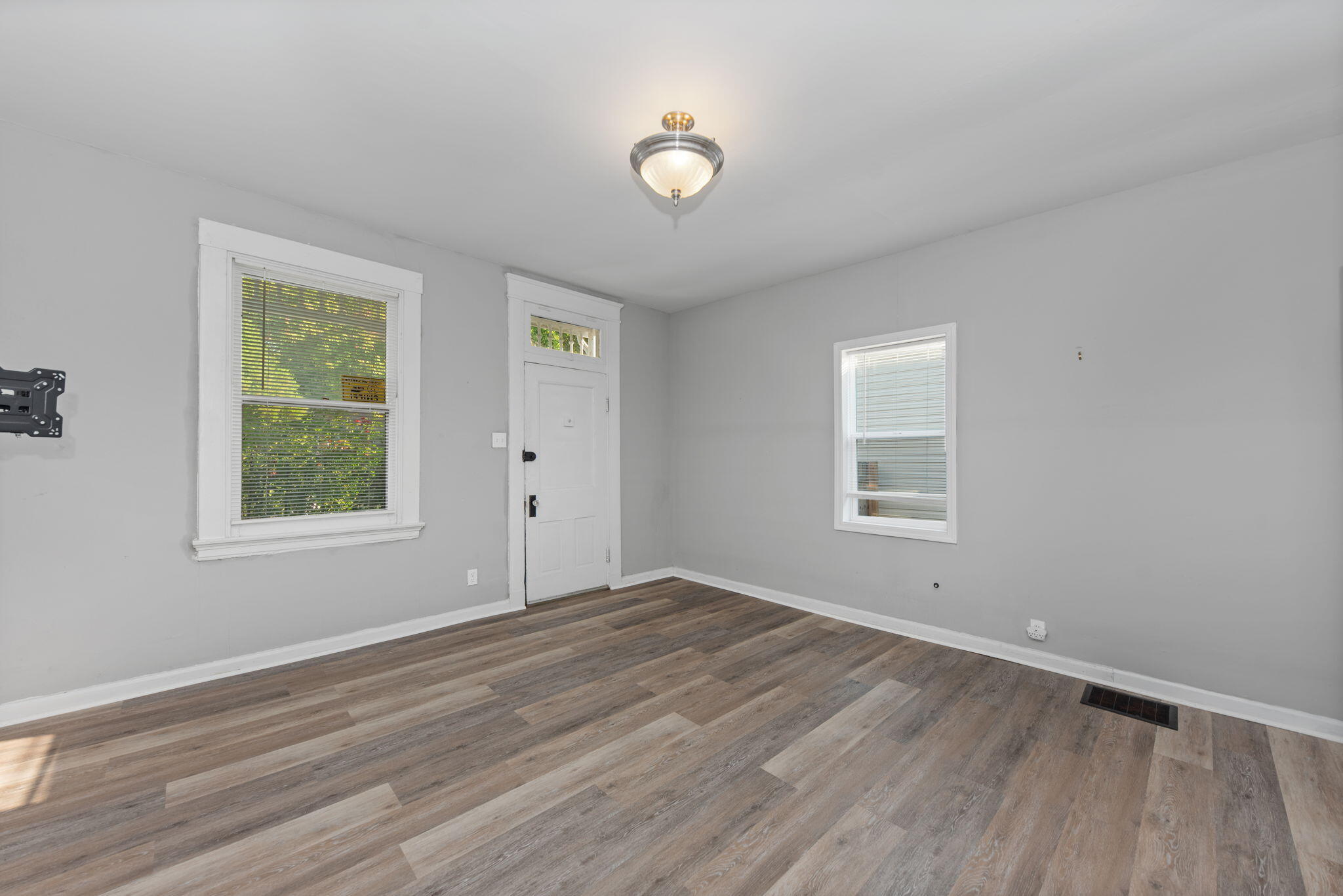309 E 13th Street Property Photo 12