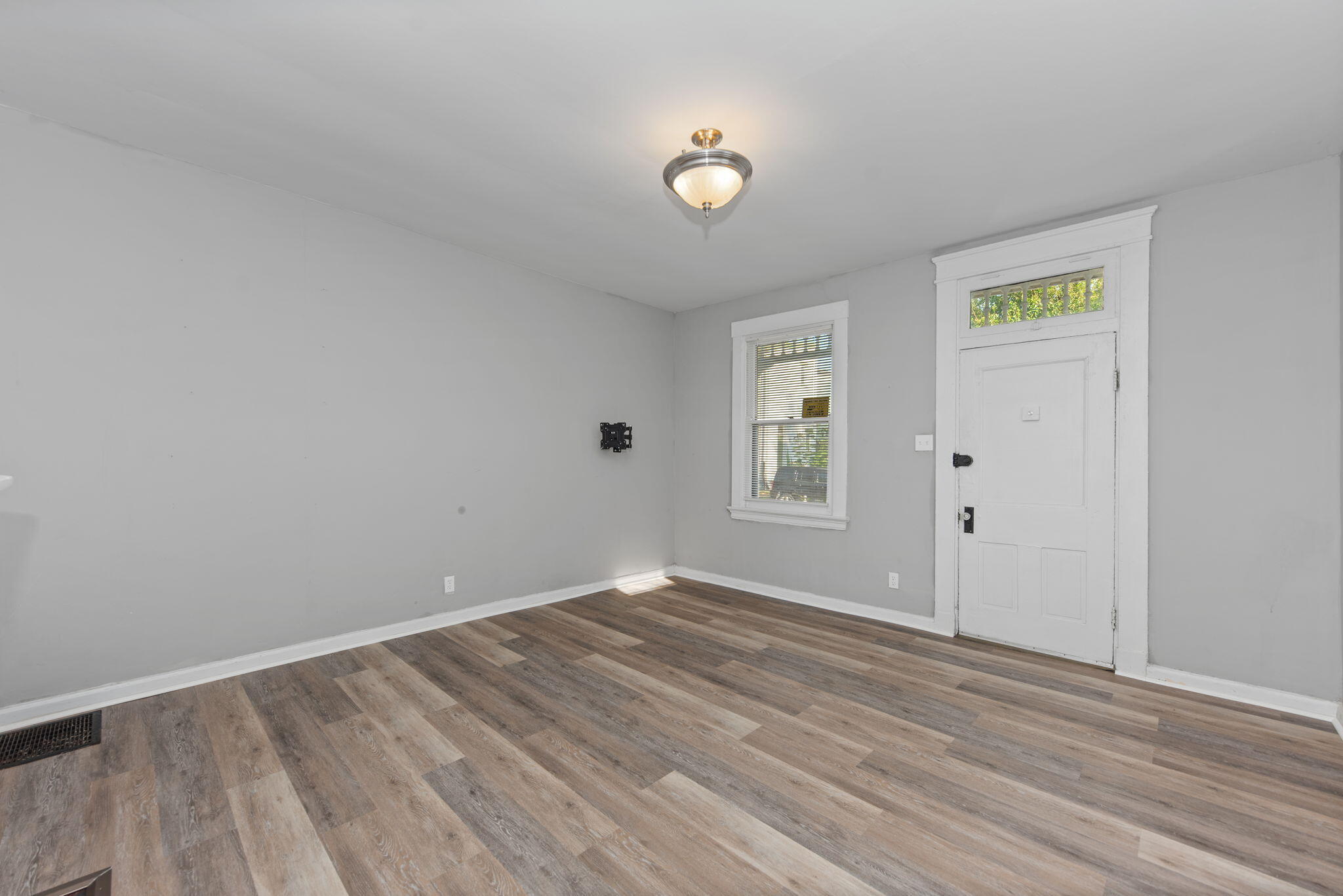 309 E 13th Street Property Photo 15