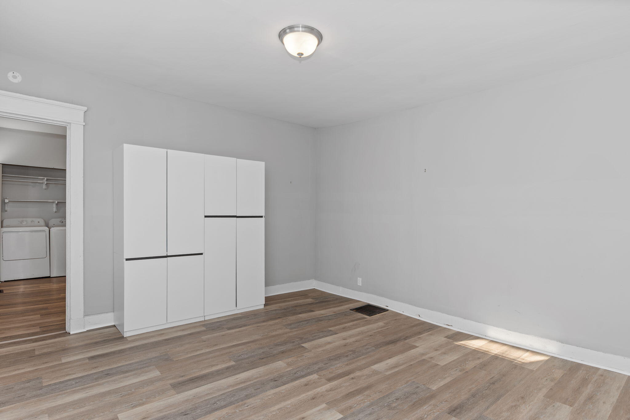 309 E 13th Street Property Photo 18
