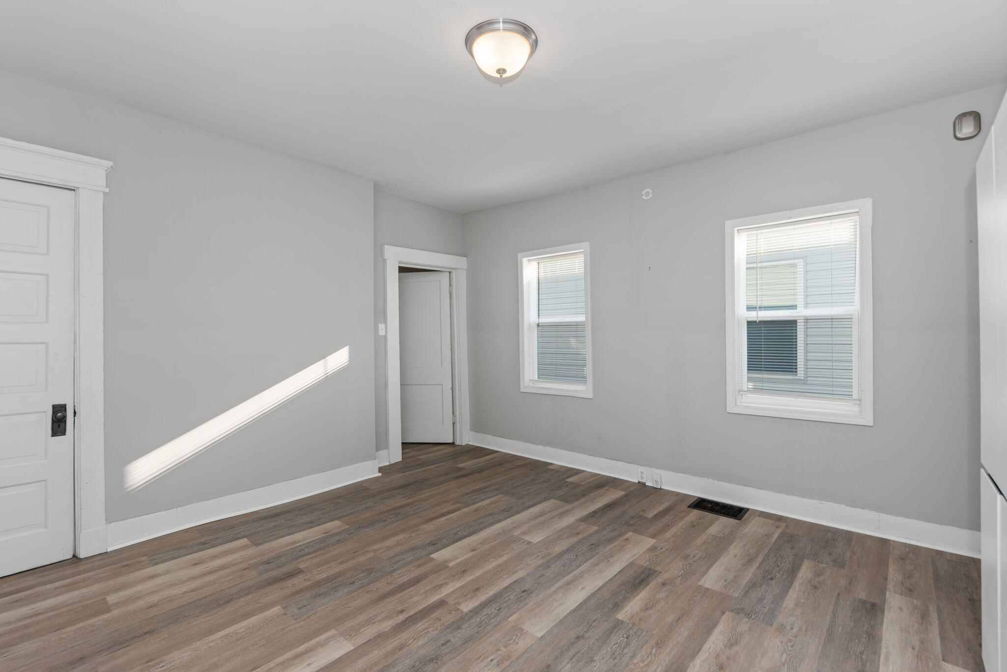 309 E 13th Street Property Photo 20