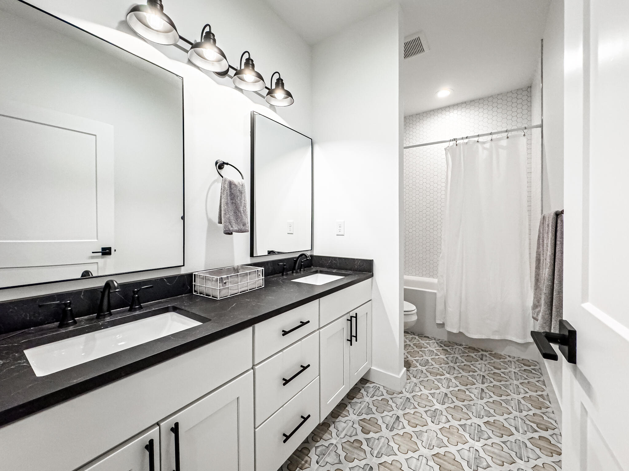 599 Manhattan Boulevard, 201 Property Photo 19