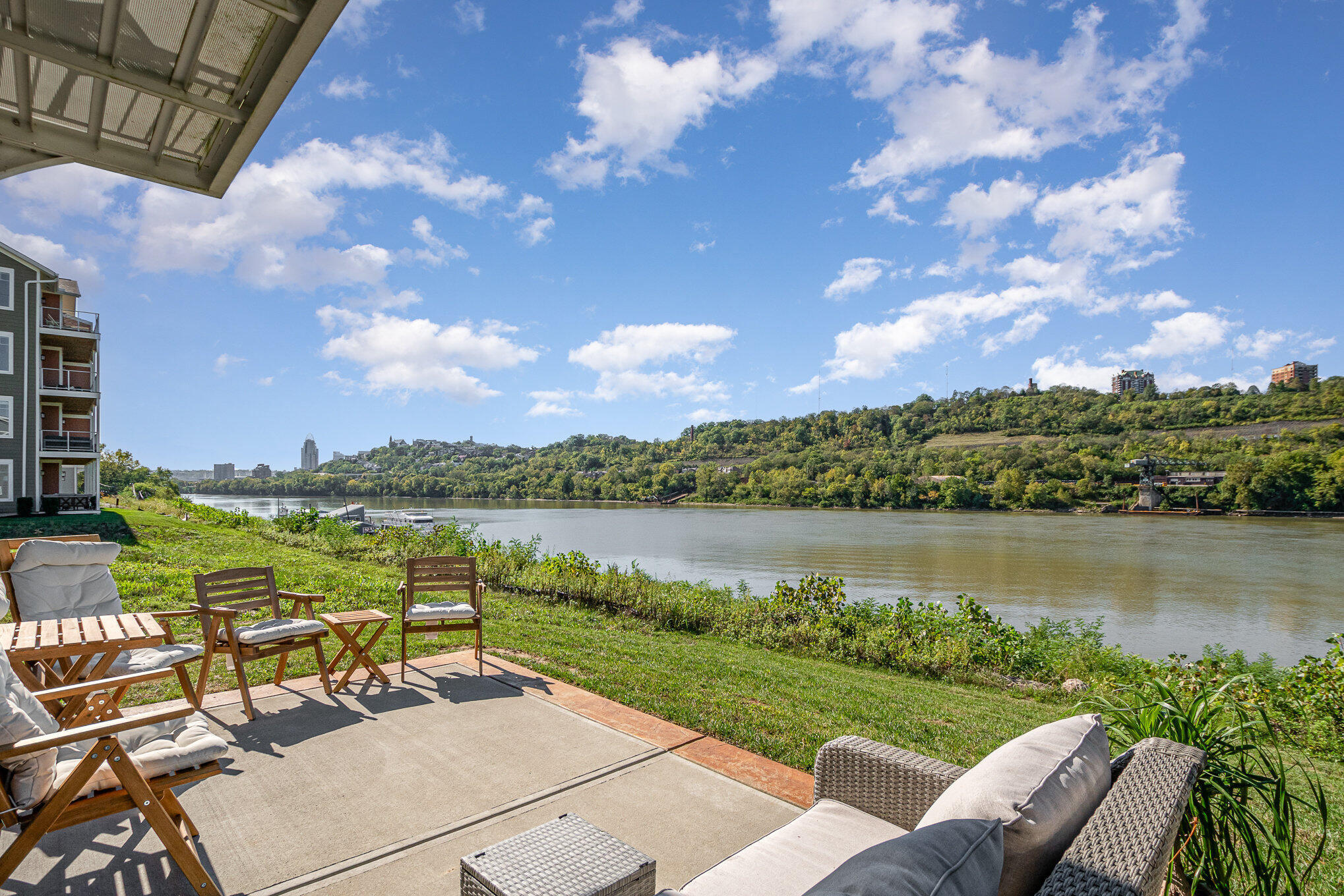 383 Manhattan Boulevard Property Photo 12