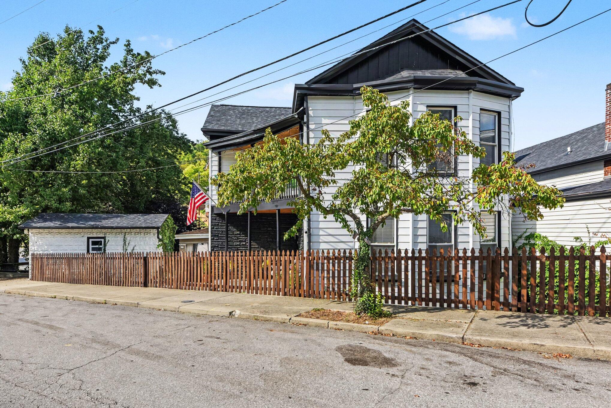 928 Montague Road Property Photo 1
