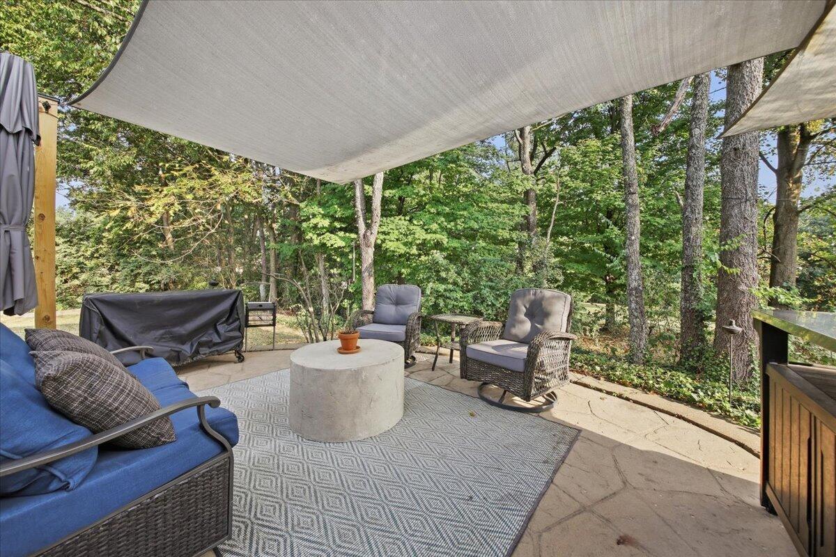 10001 Irish Way Property Photo 5