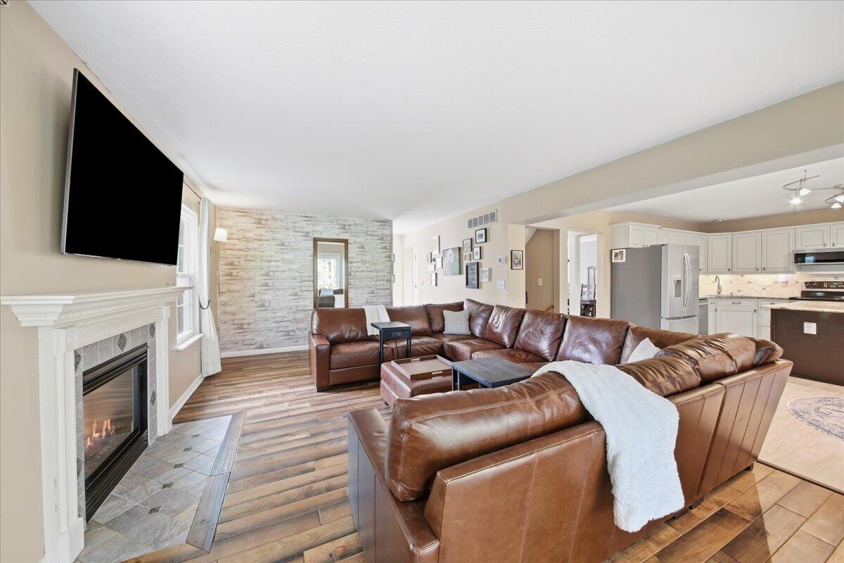 10001 Irish Way Property Photo 8