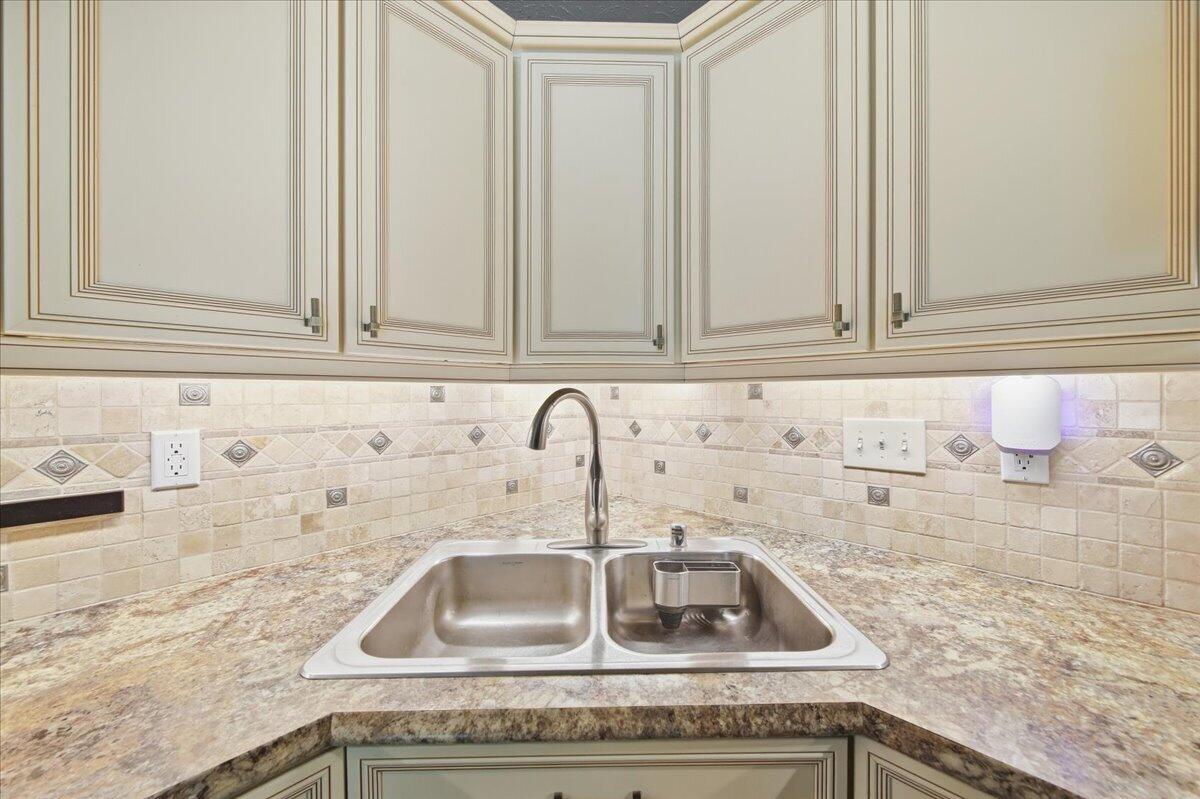 10001 Irish Way Property Photo 16