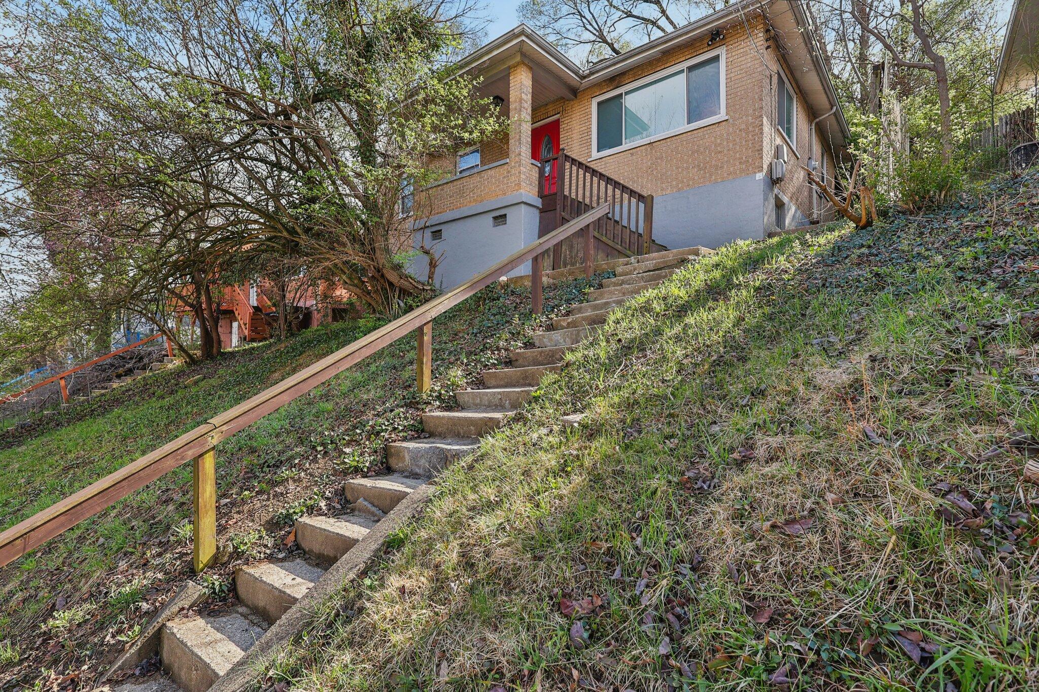 621 Edgecliff Street Property Photo 1