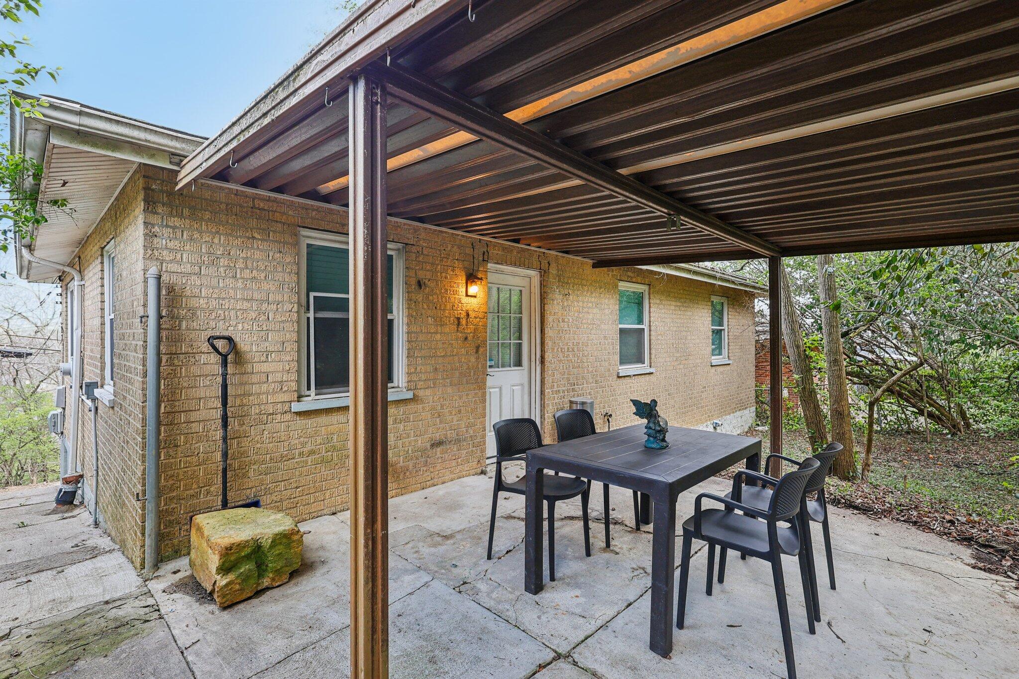 621 Edgecliff Street Property Photo 5