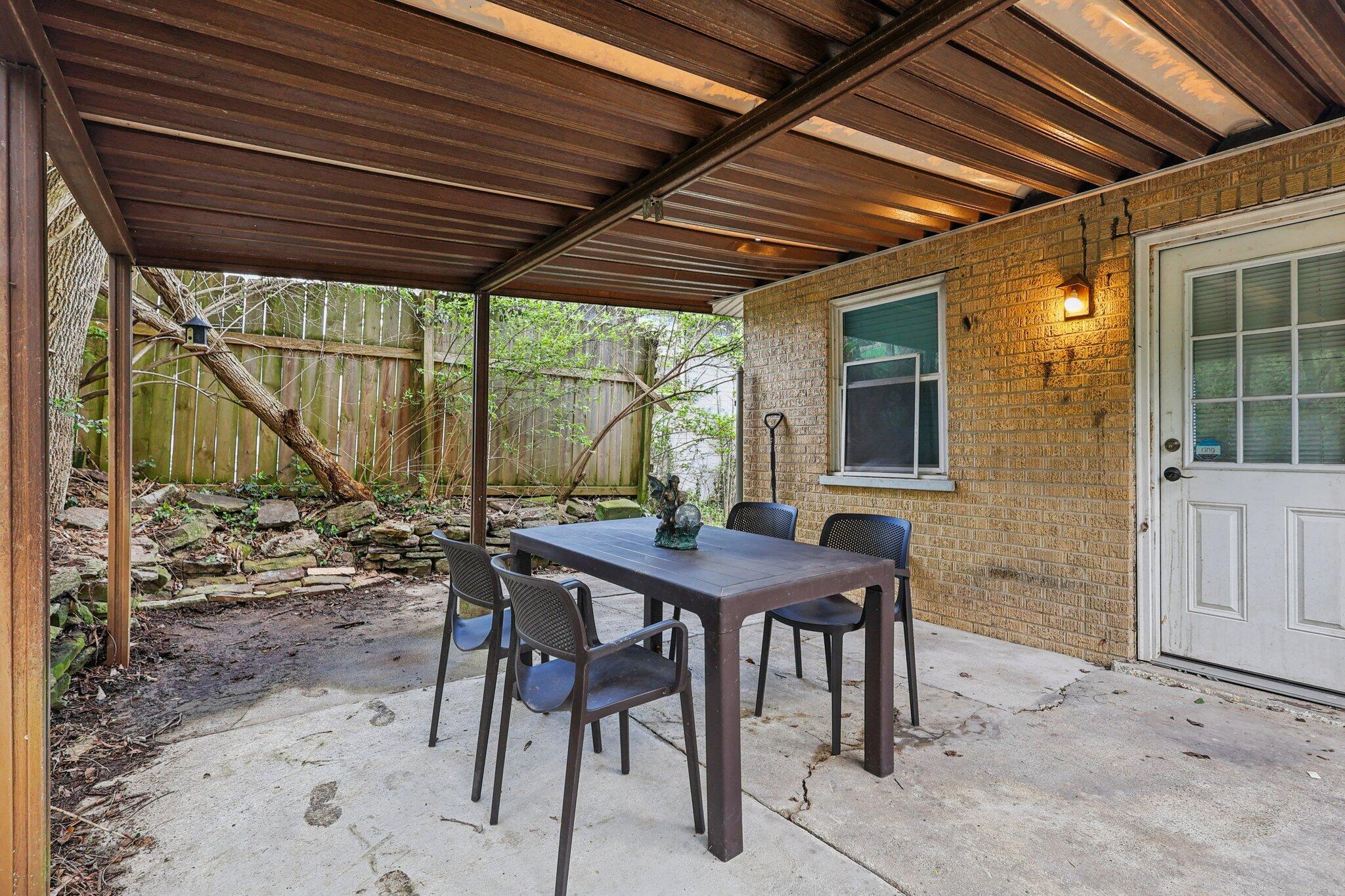 621 Edgecliff Street Property Photo 29