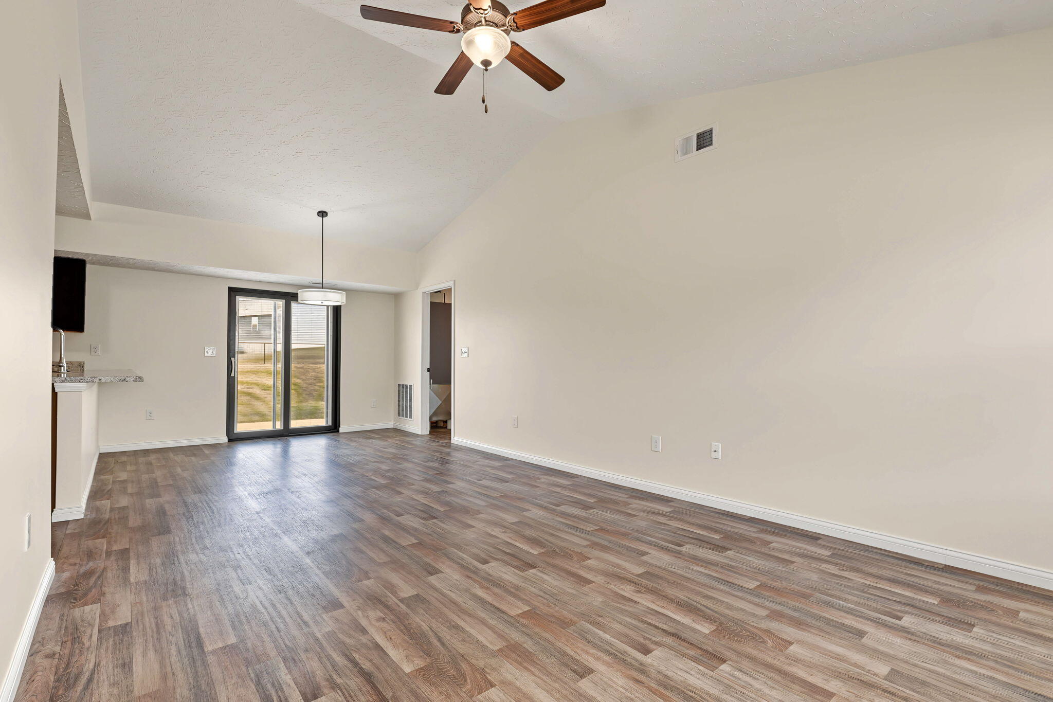 589 Summer Pointe Drive Property Photo 3