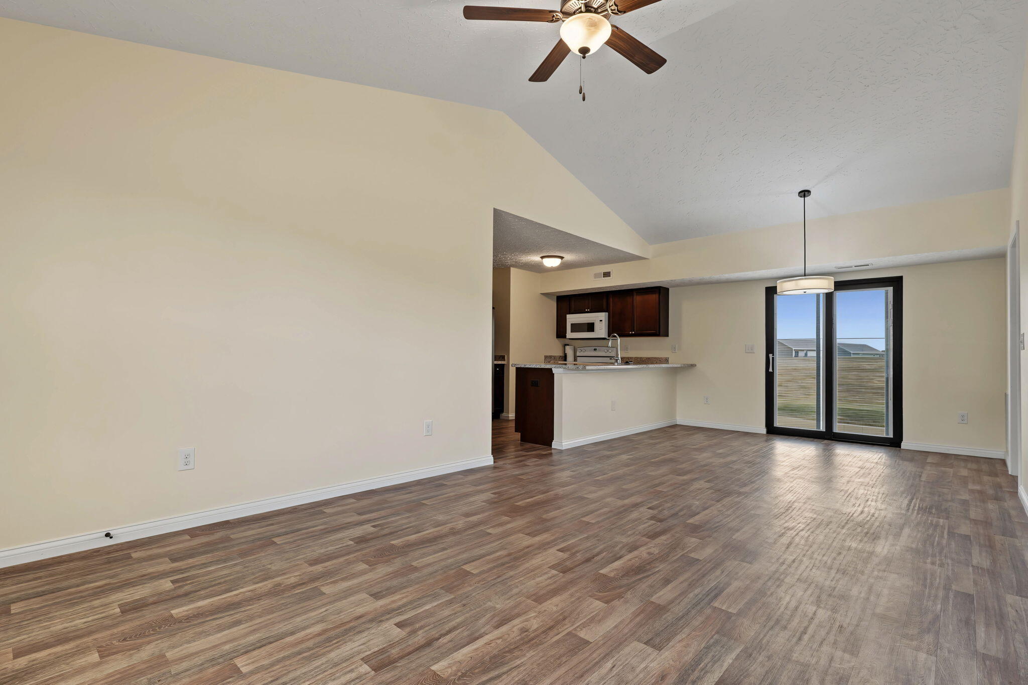 589 Summer Pointe Drive Property Photo 4