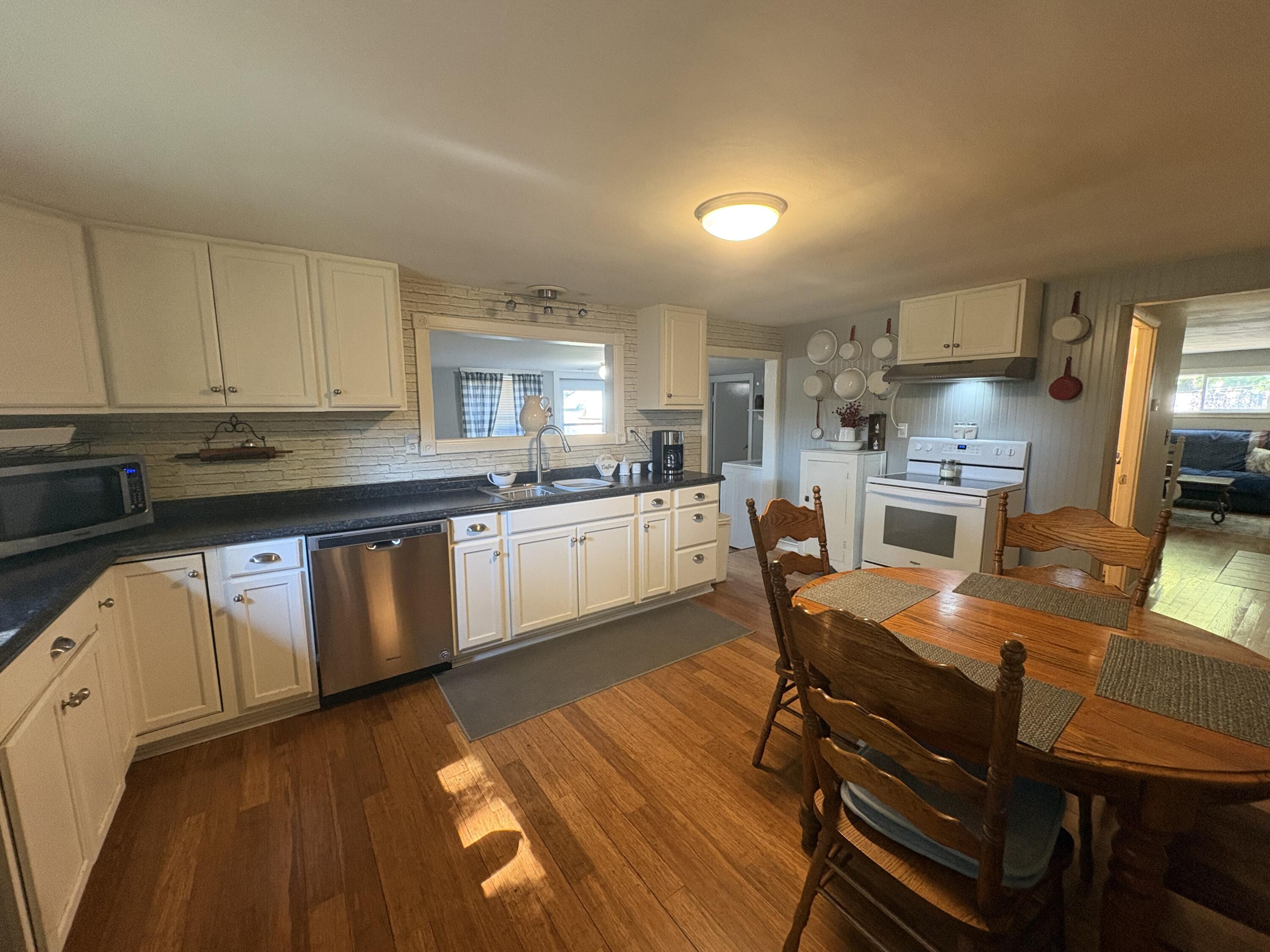2929 Watts Road Property Photo 4