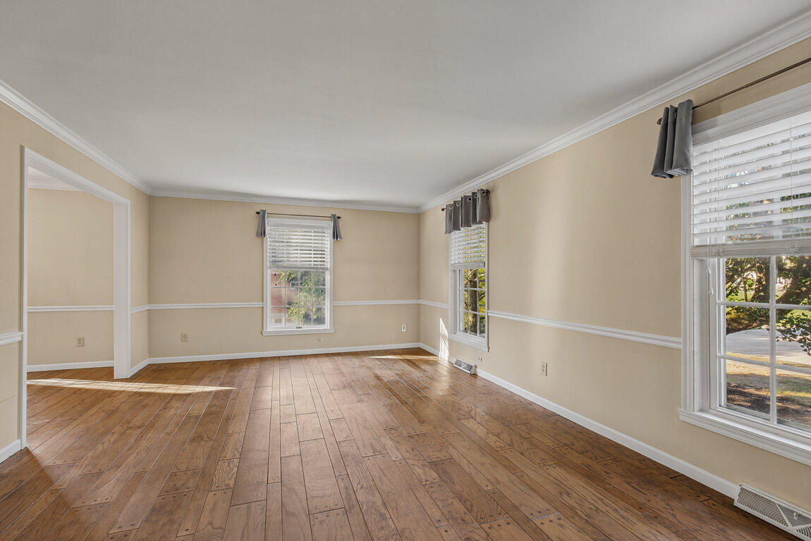566 Kinsella Drive Property Photo 8