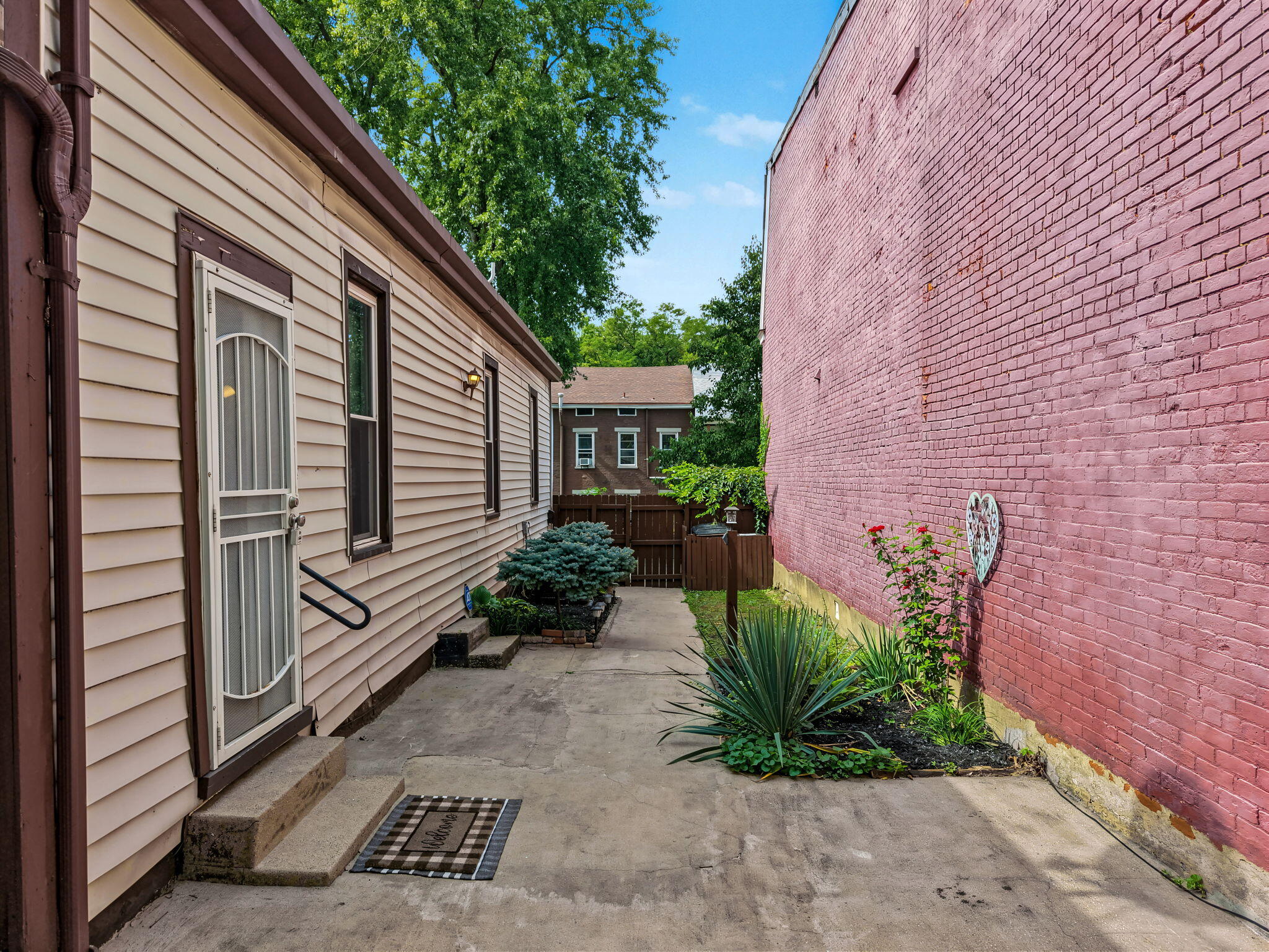 834 Perry Street Property Photo 25