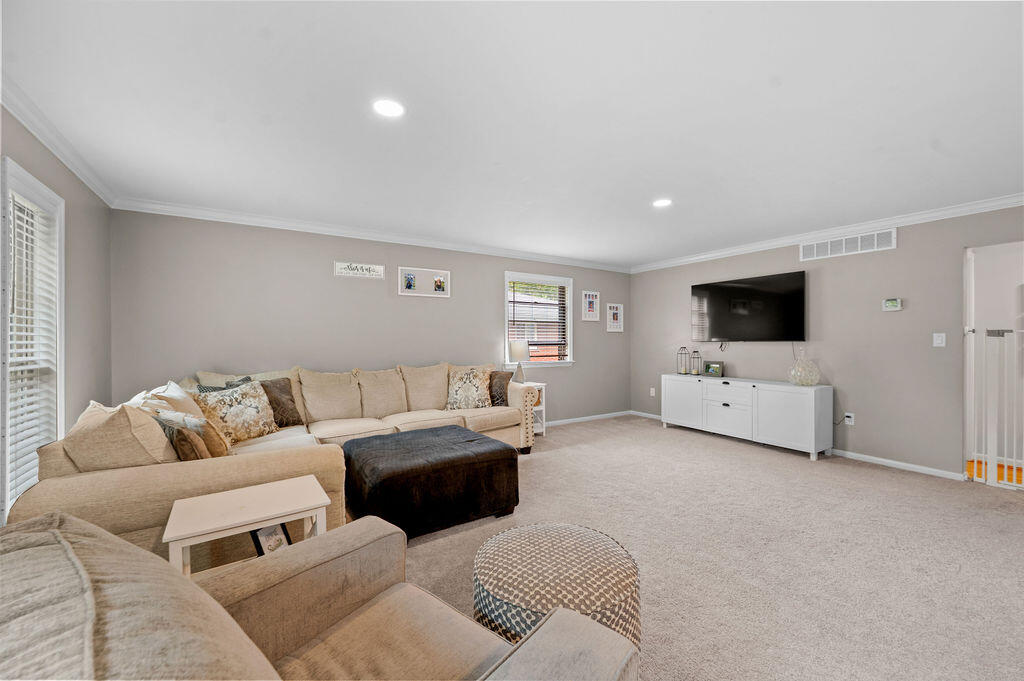 552 Perimeter Drive Property Photo 7