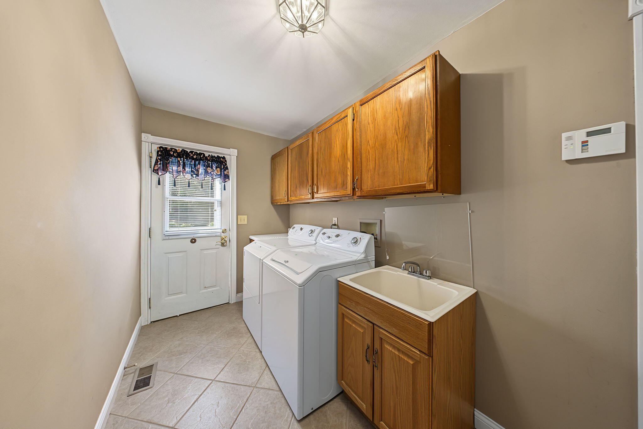 1780 Perry Lane Property Photo 18