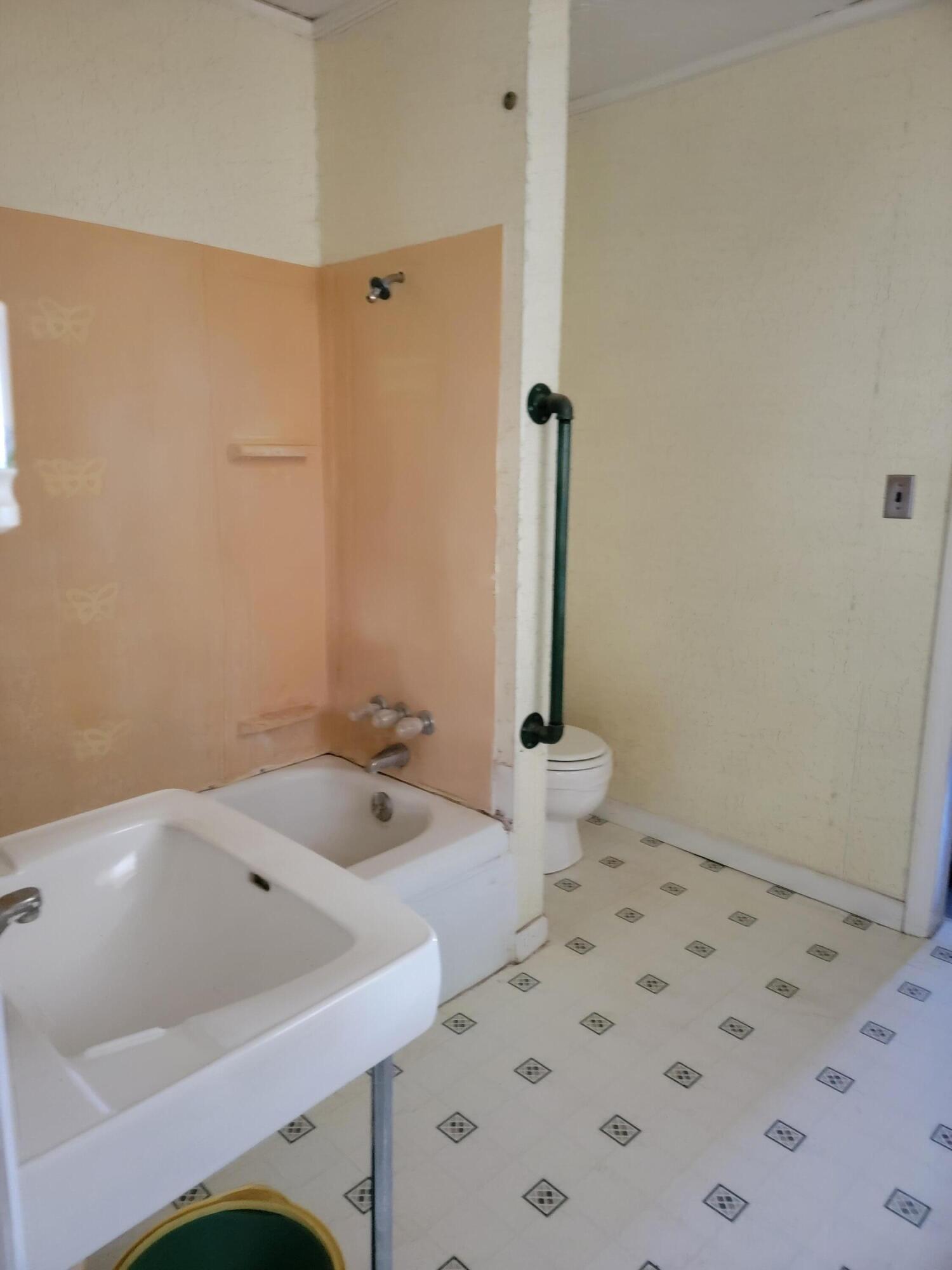 608 E 2nd Street Property Photo 10