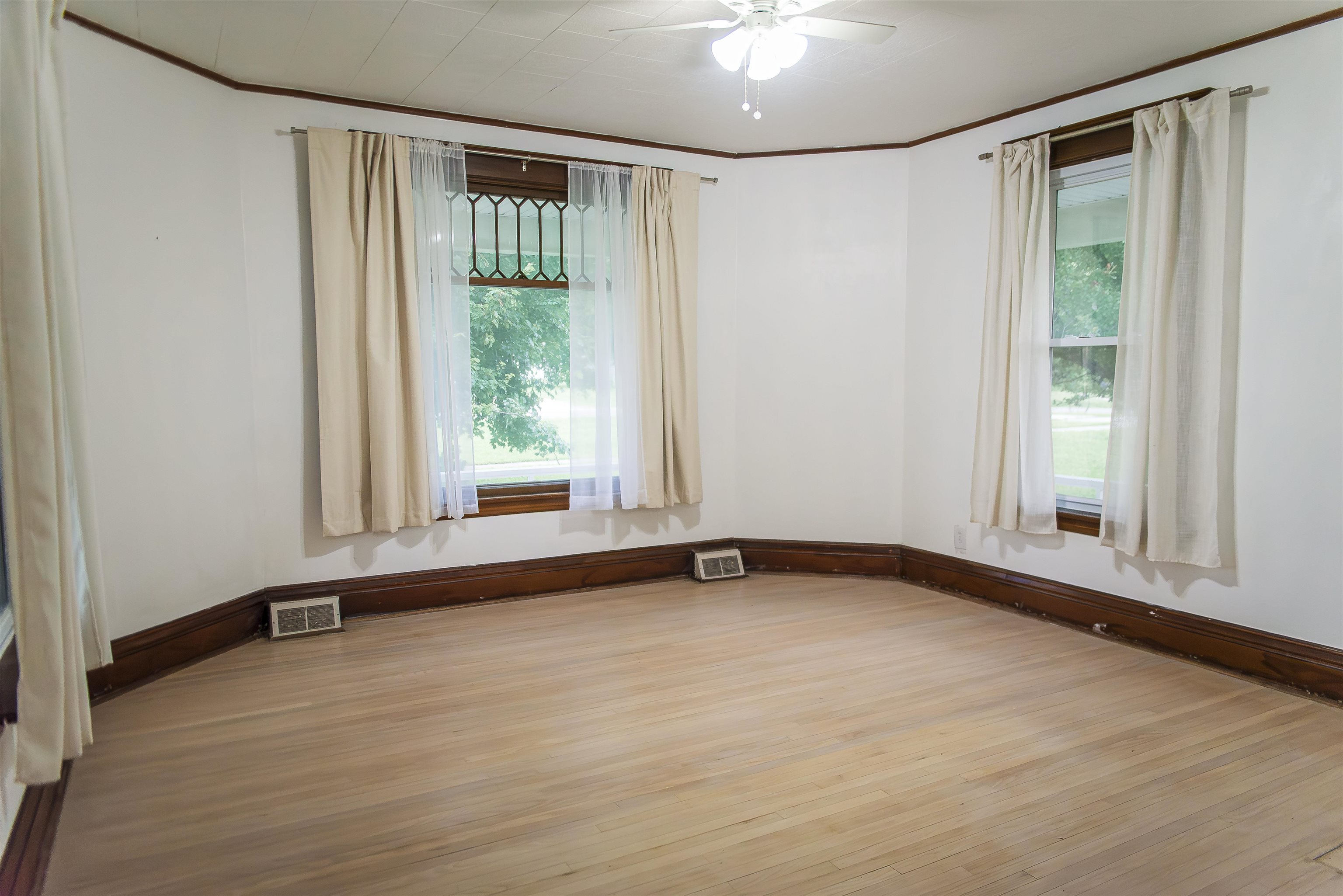 106 E Washington Street Property Photo 7