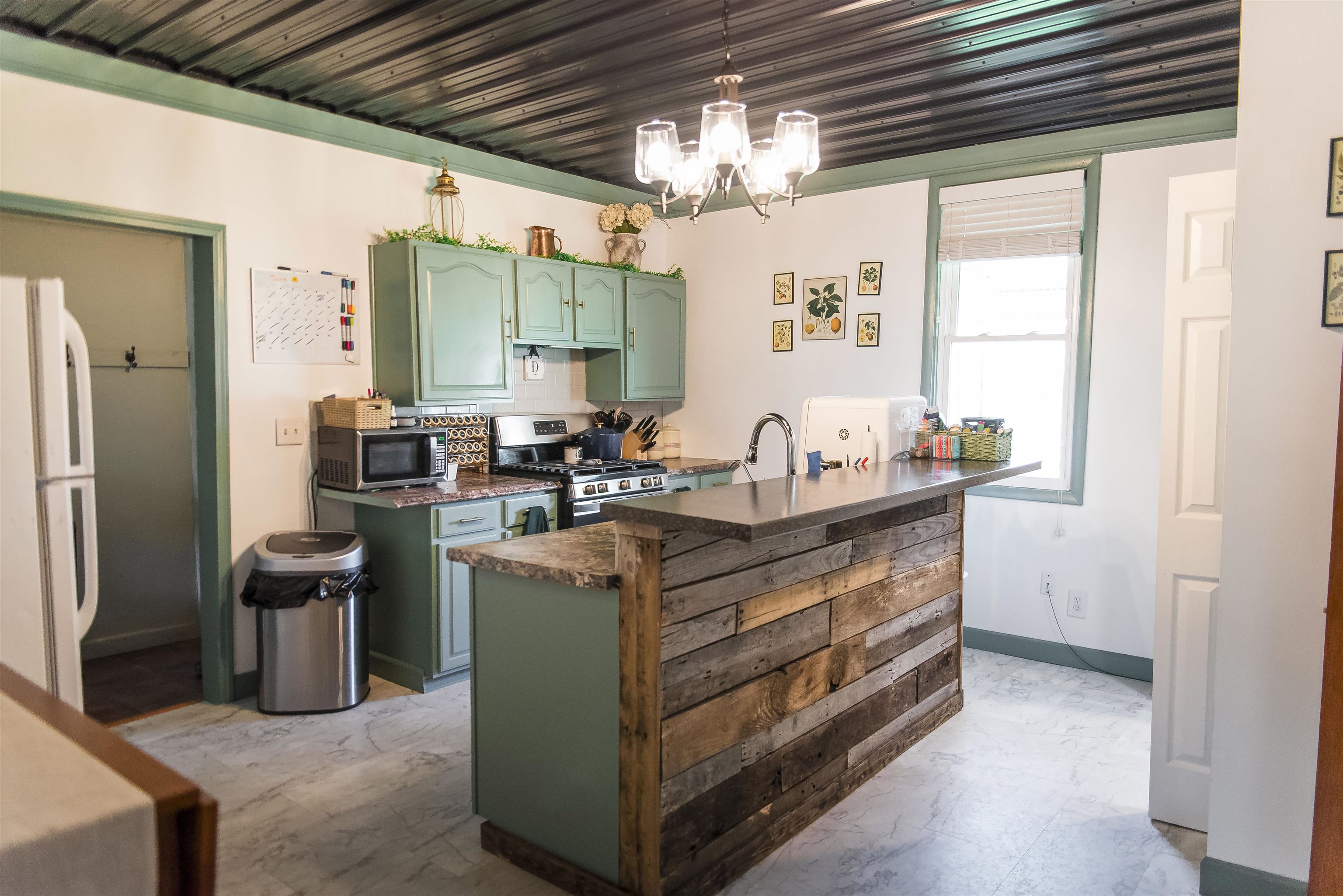 2048 Oak Street Property Photo 4