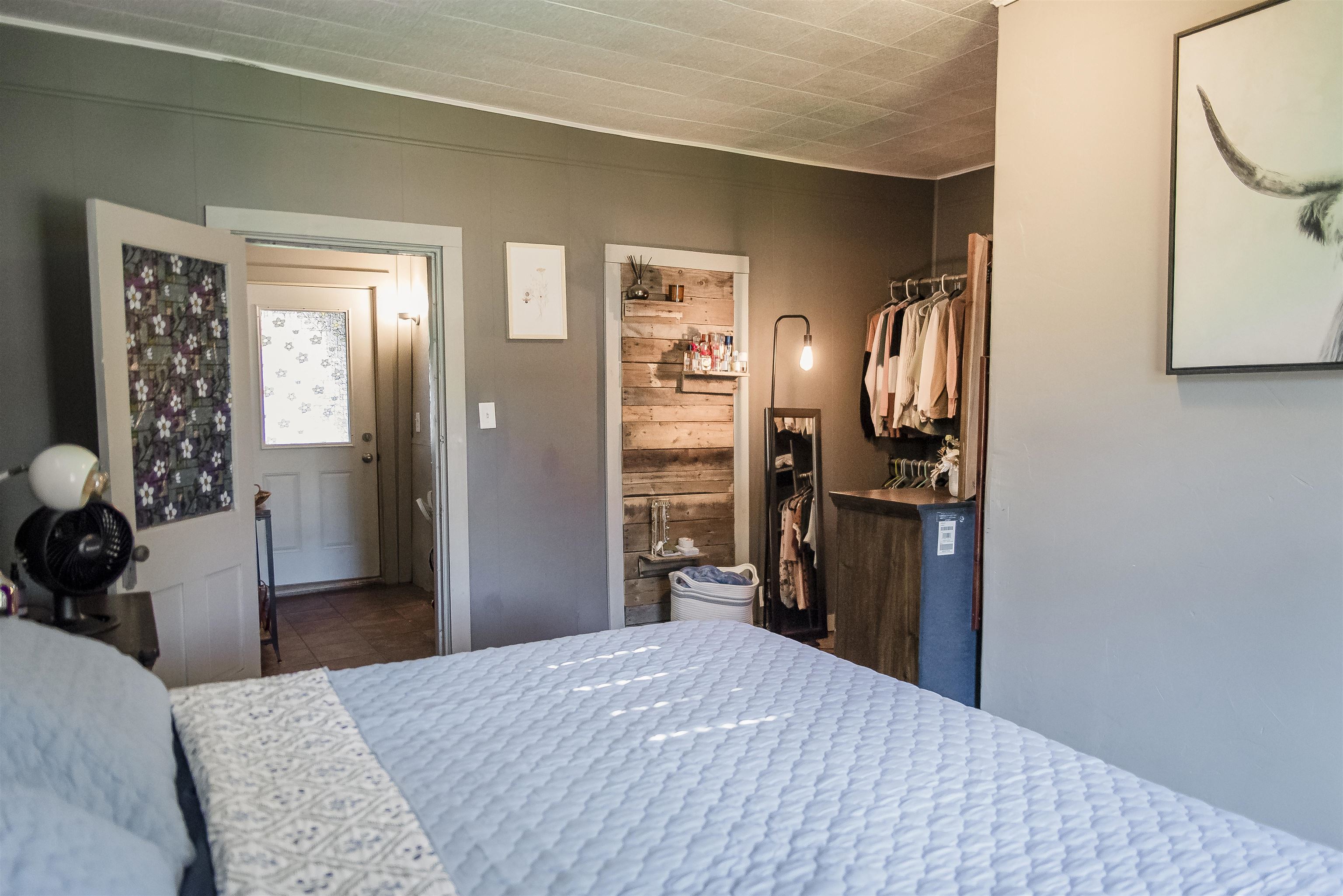 2048 Oak Street Property Photo 5