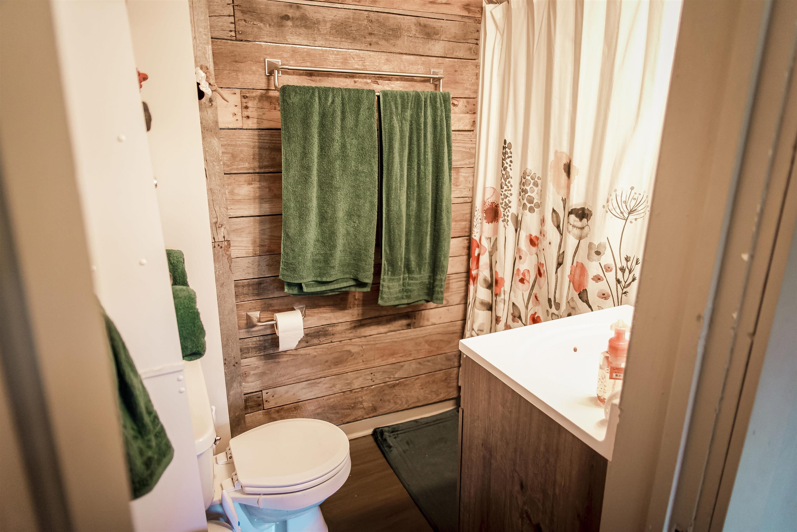 2048 Oak Street Property Photo 8