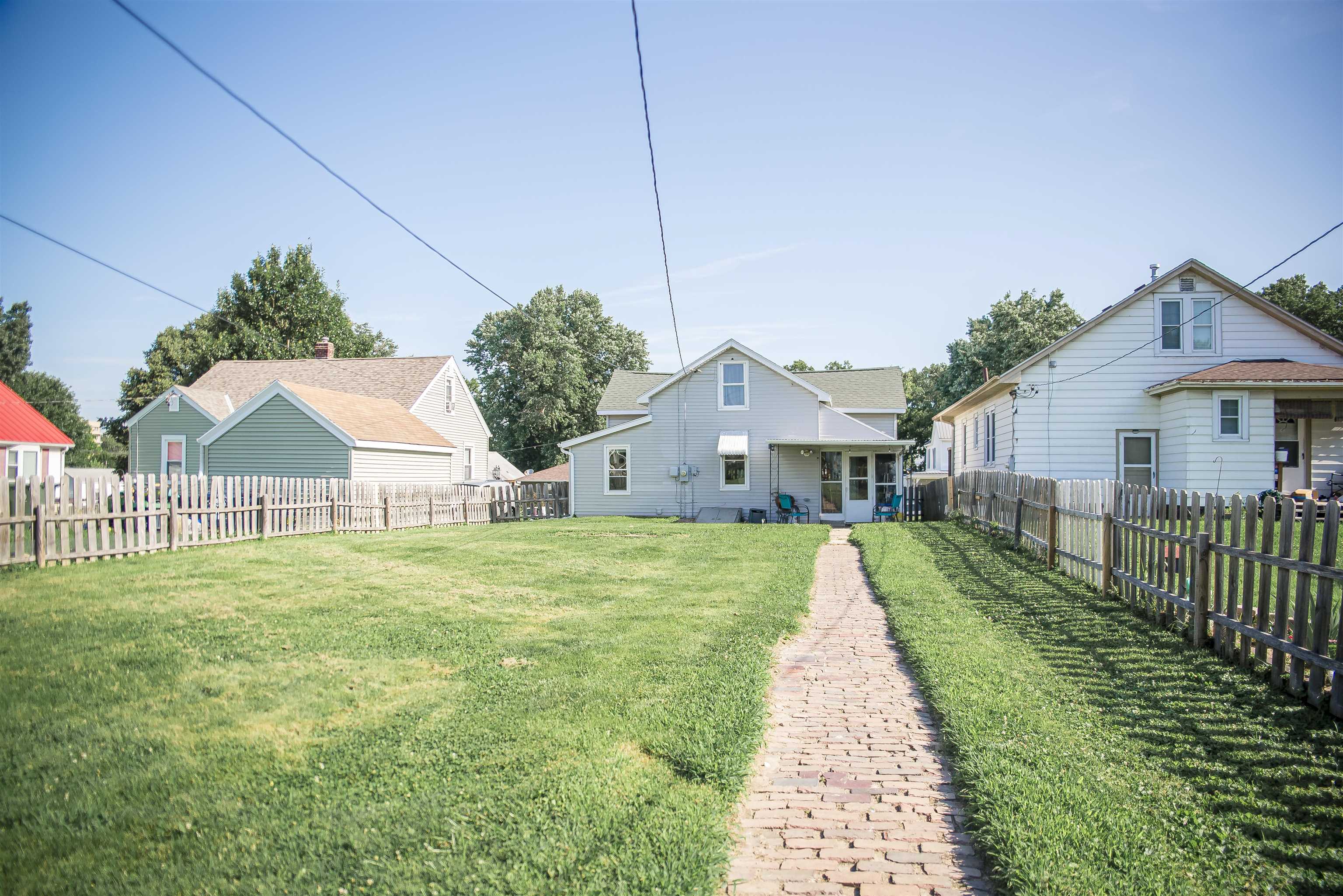 2048 Oak Street Property Photo 10
