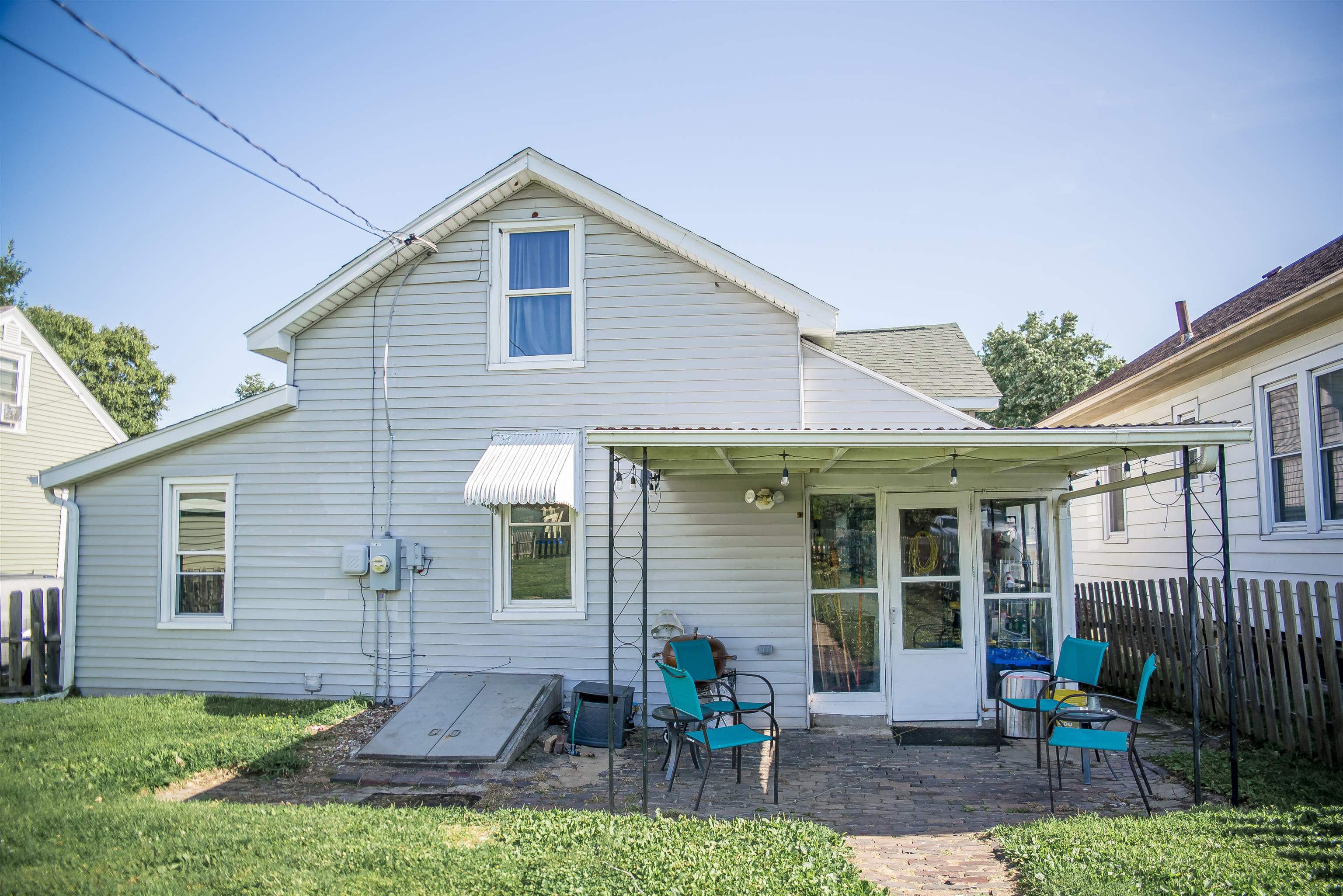 2048 Oak Street Property Photo 11