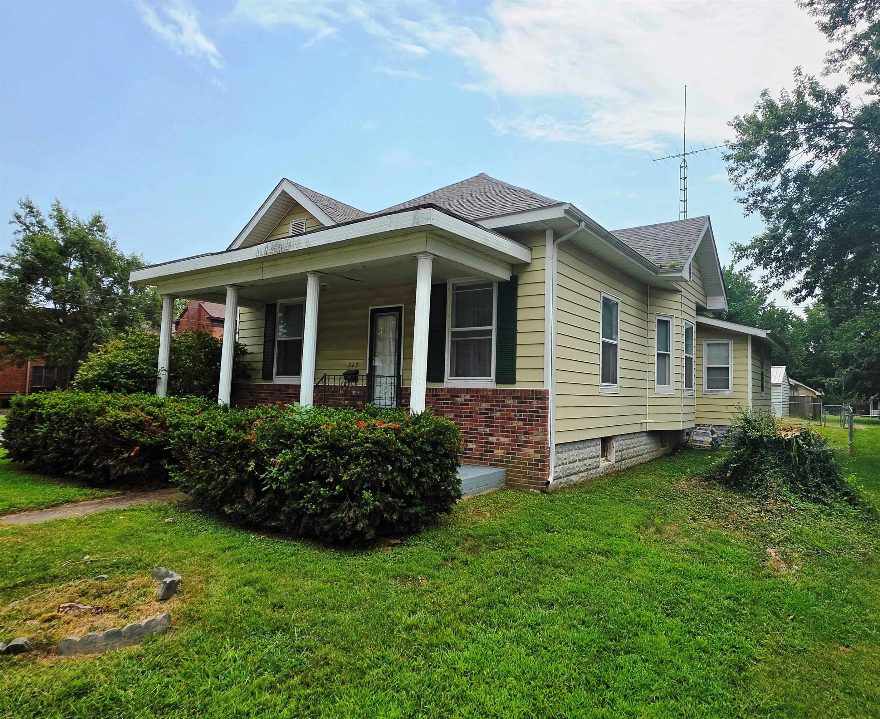 227 E Bennett Street Property Photo 5