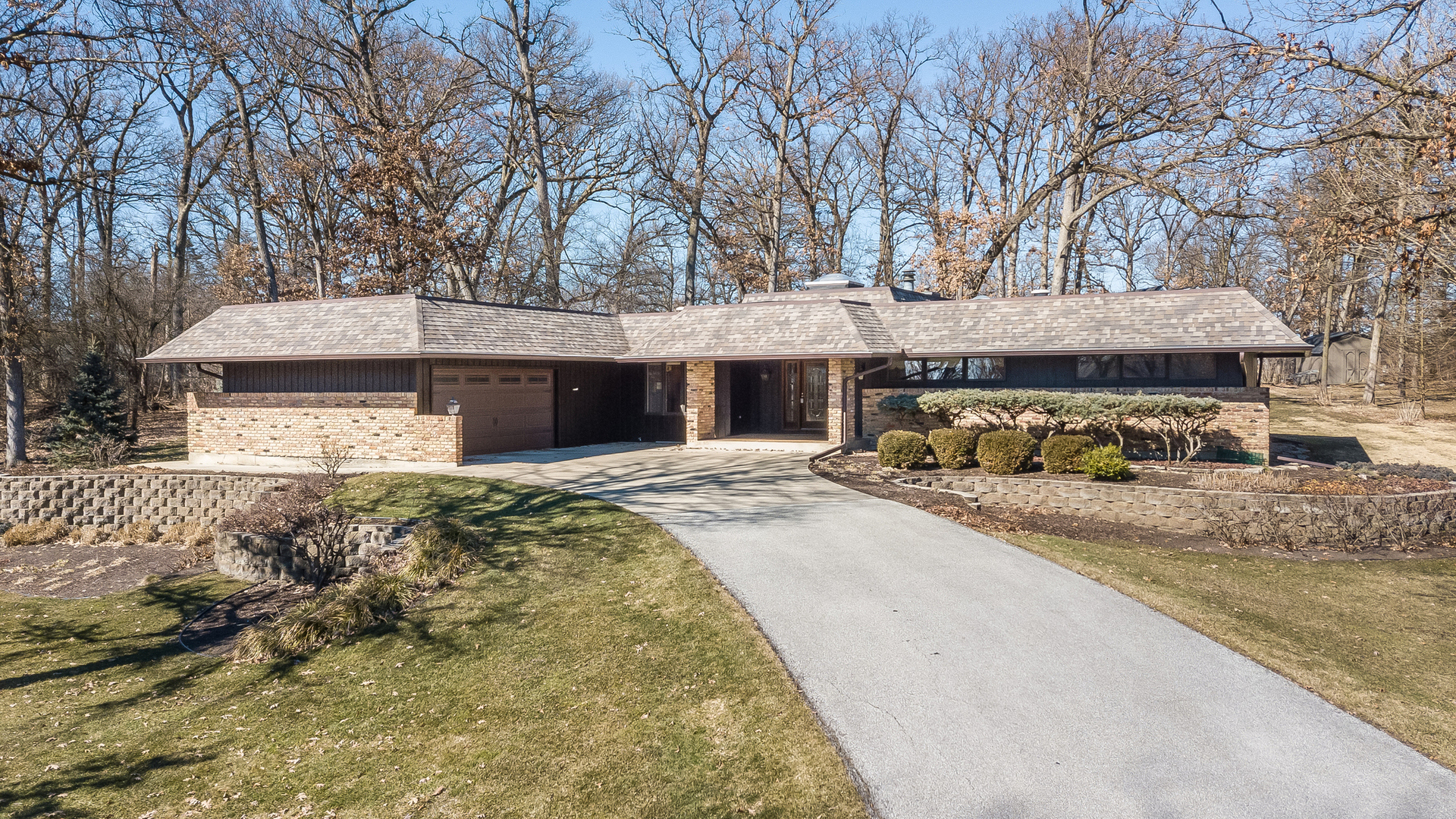 43w666 Marian Circle Property Photo 1