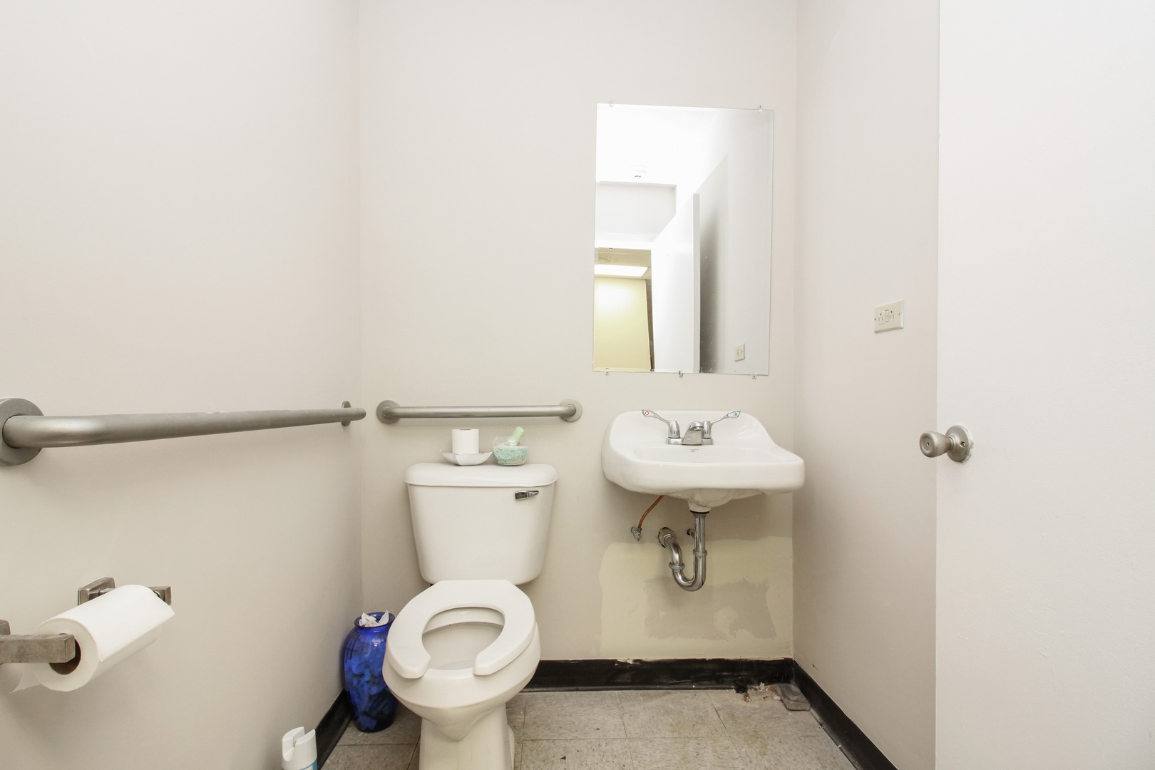 110 S Neltnor Boulevard 6 Property Photo 13