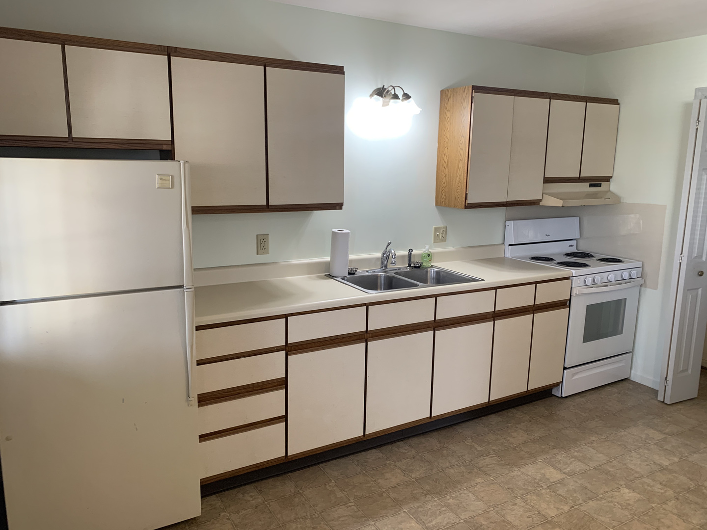 551-564 N Clarence Avenue Property Photo 4