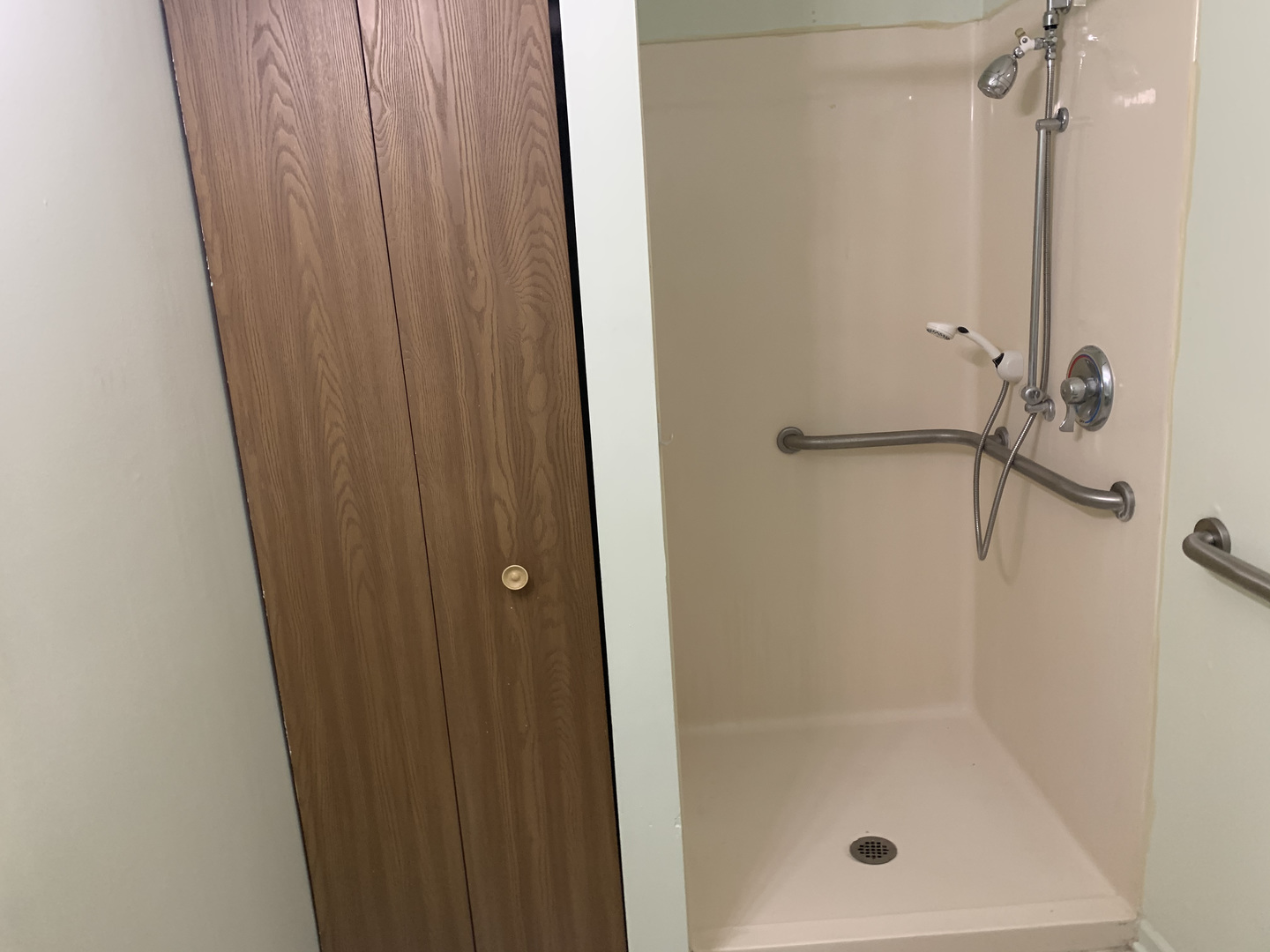 551-564 N Clarence Avenue Property Photo 11