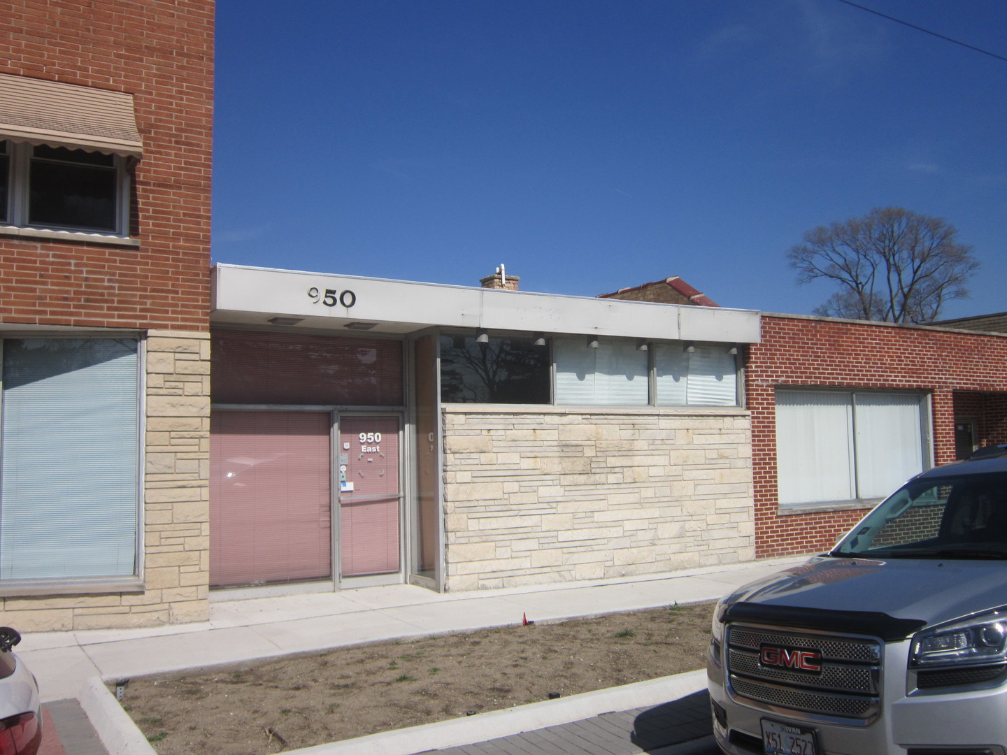 950 E Northwest Hwy Property Photo 1