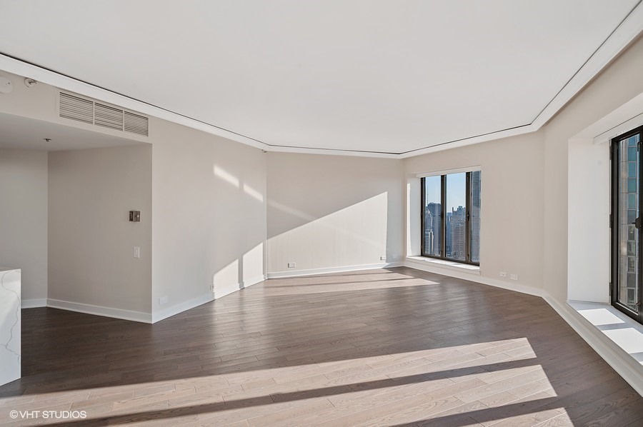 N 950 Michigan Avenue 4304 Property Photo 4