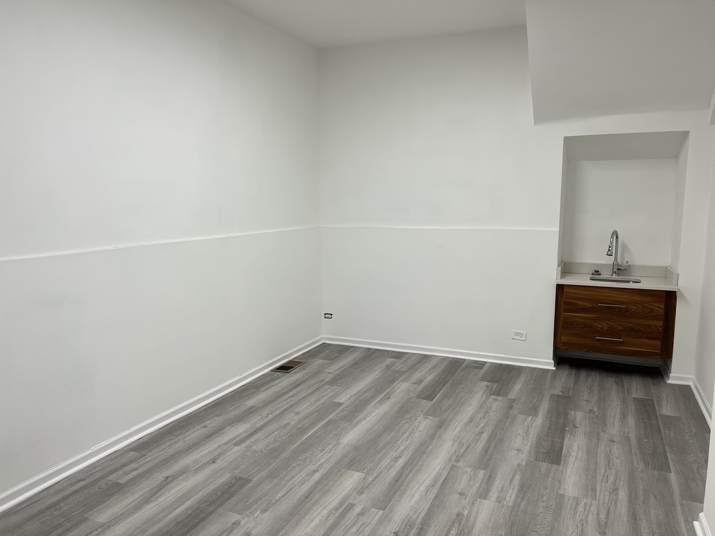 3242 N Pulaski Road Property Photo 6