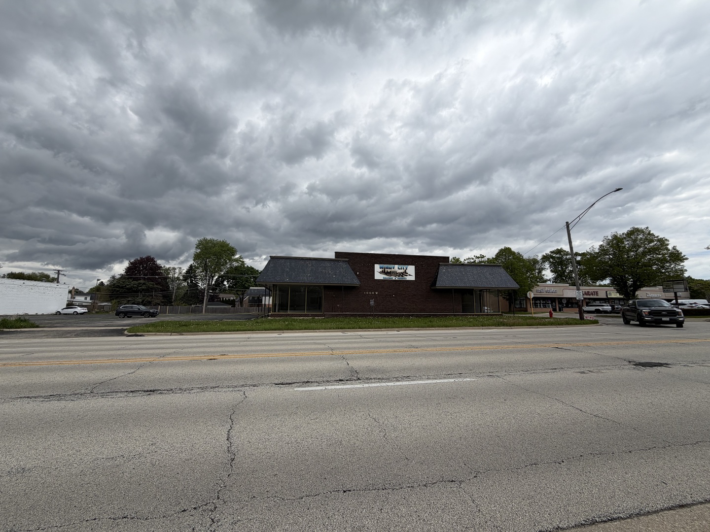 1000 W Northwest Highway Property Photo 11