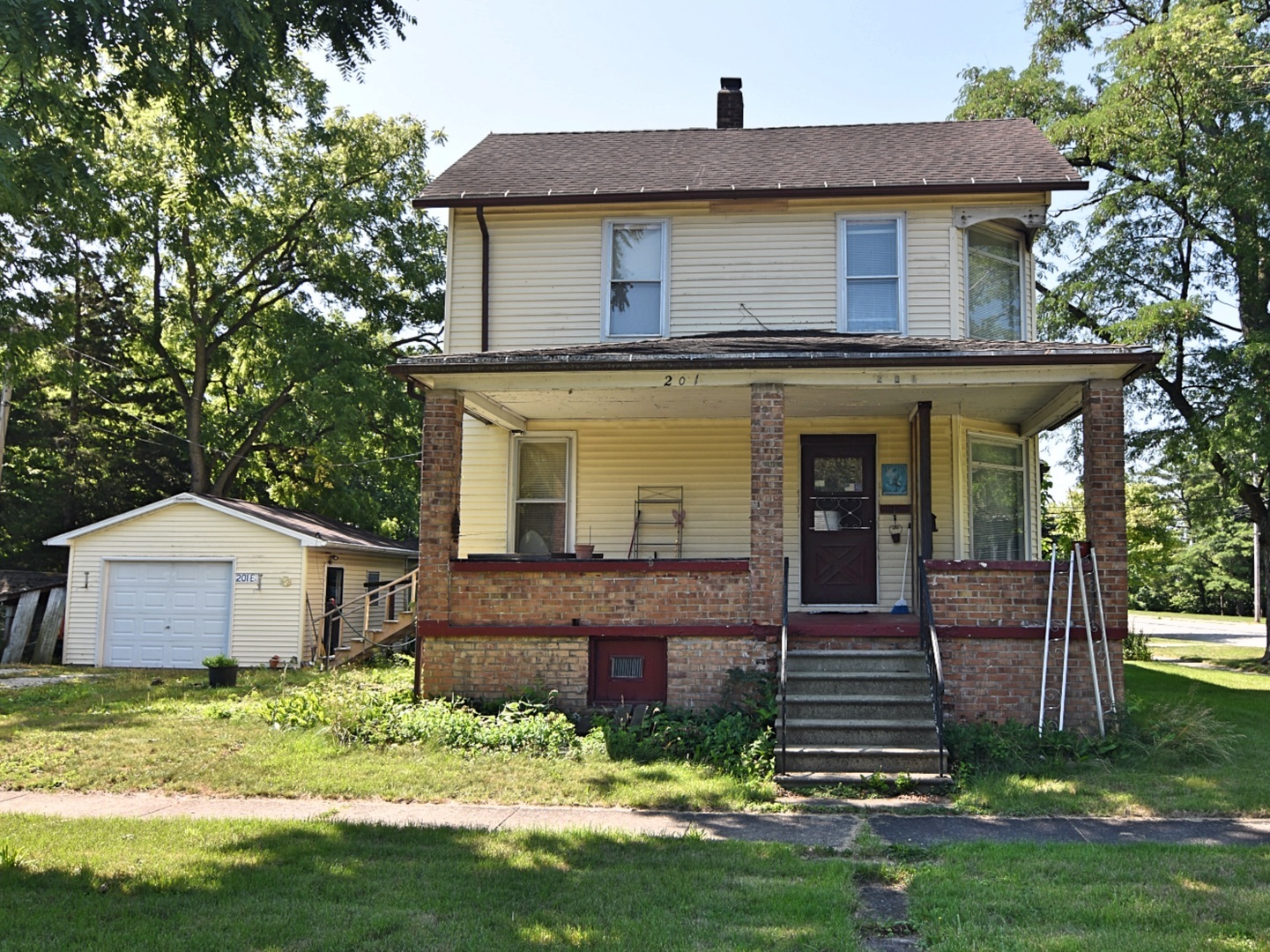 201 E South Street Property Photo 1