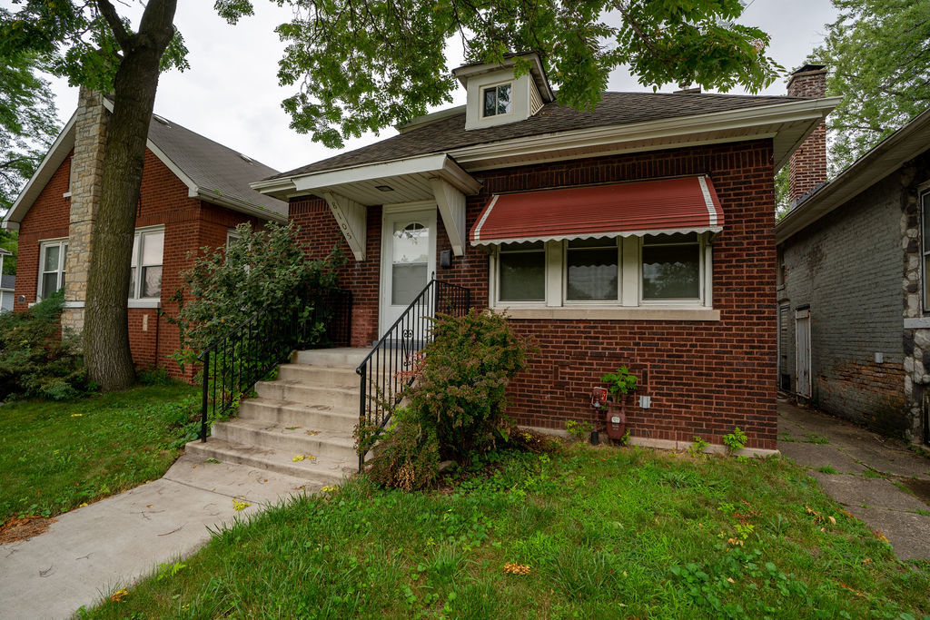 8105 S WOODLAWN Avenue Property Photo 1