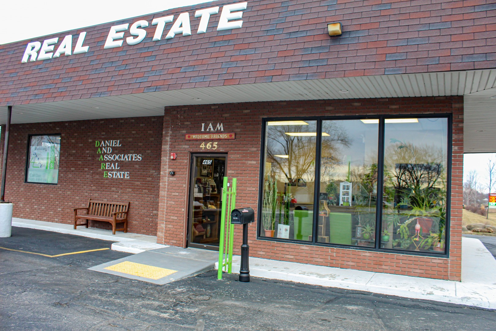 465 E Roosevelt Road Property Photo 1