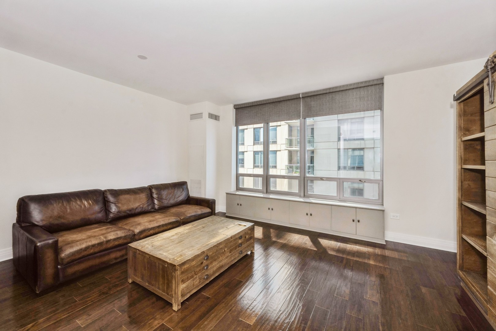 600 N Lake Shore Dr Property Photo 3
