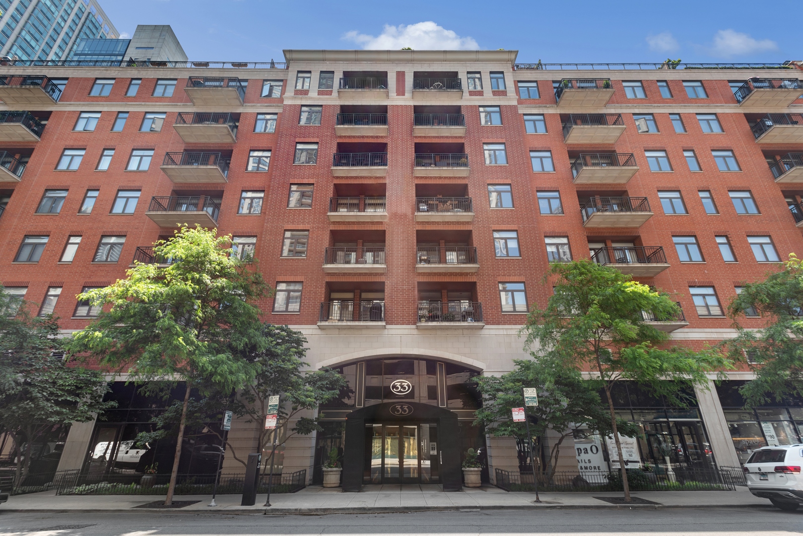 W 33 Huron Street 605 Picture