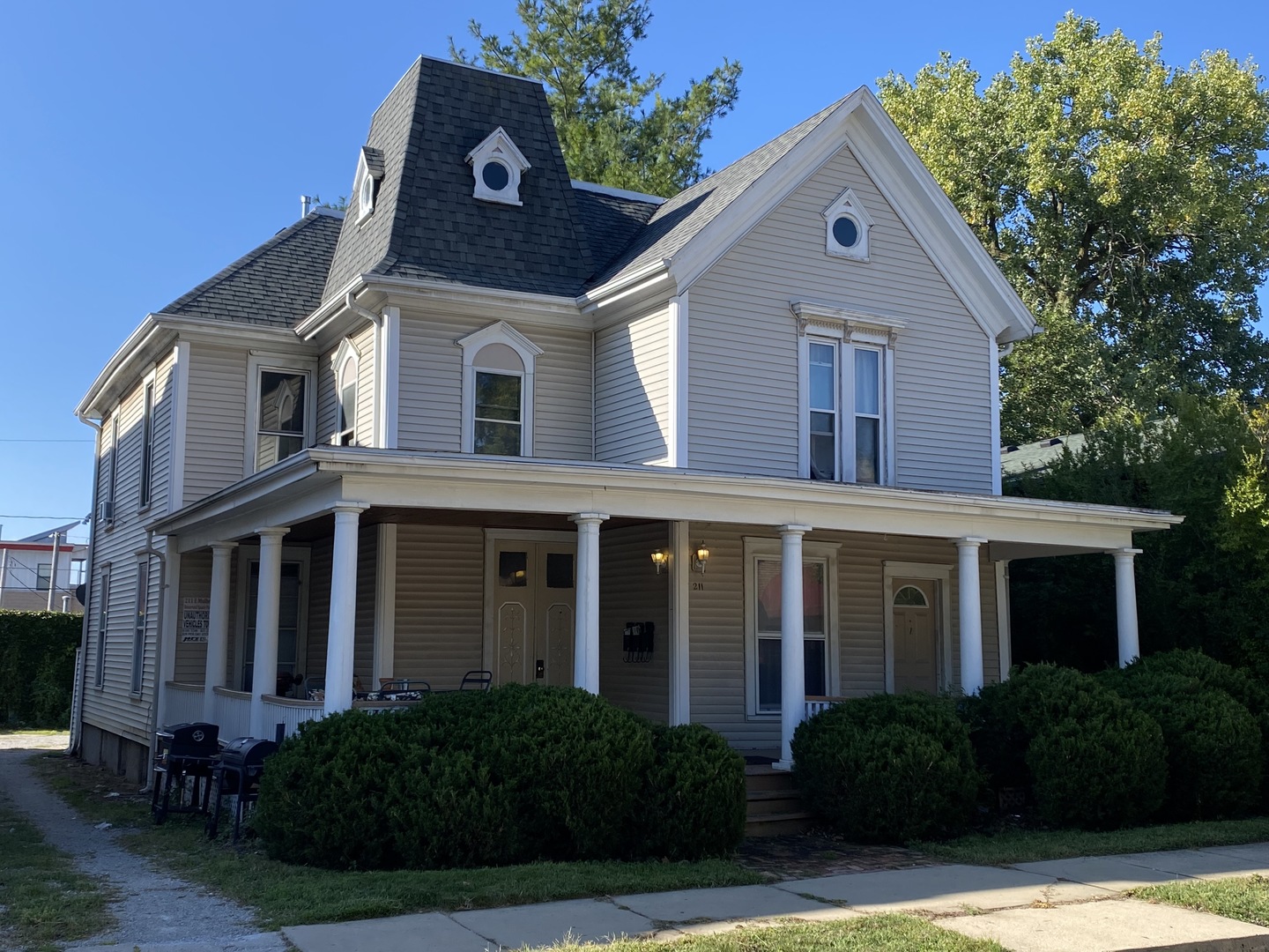 211 E Mulberry Street Property Photo
