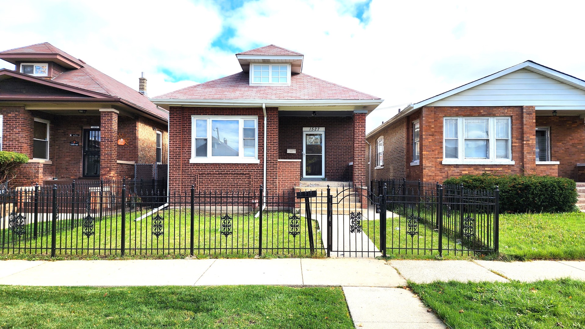 1527 N Waller Avenue Property Photo 1