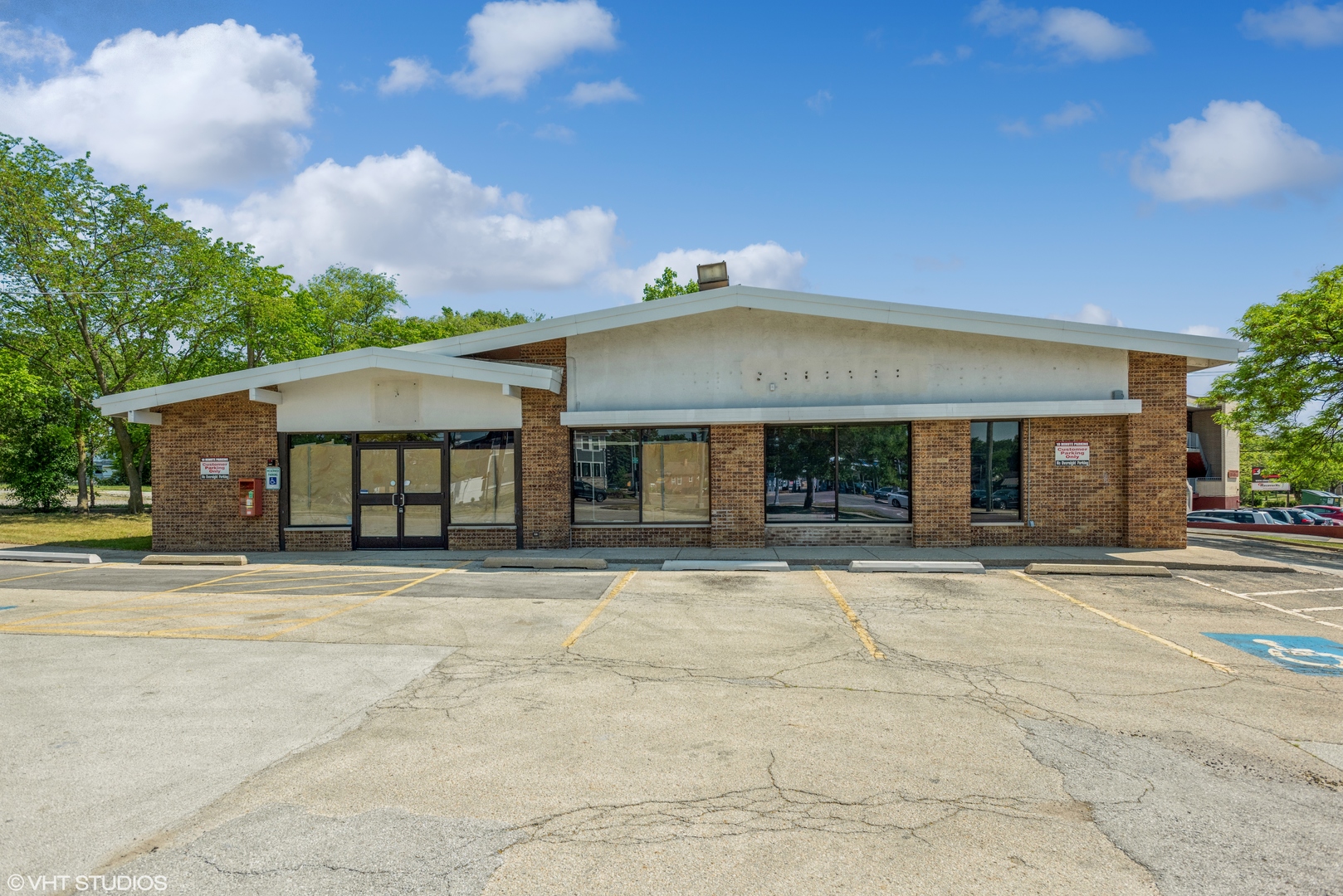 301 N Cass Avenue Property Photo 1
