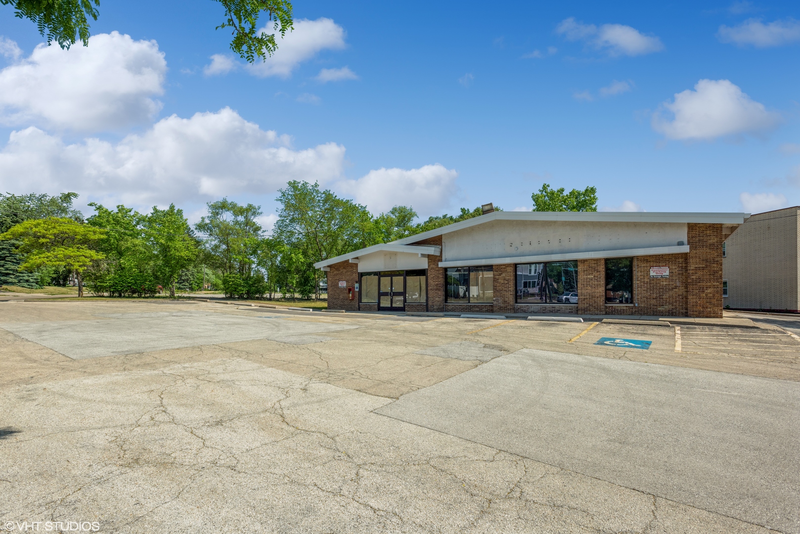 301 N Cass Avenue Property Photo 5