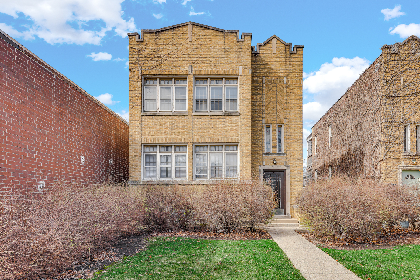 131 N Lombard Avenue Property Photo 1