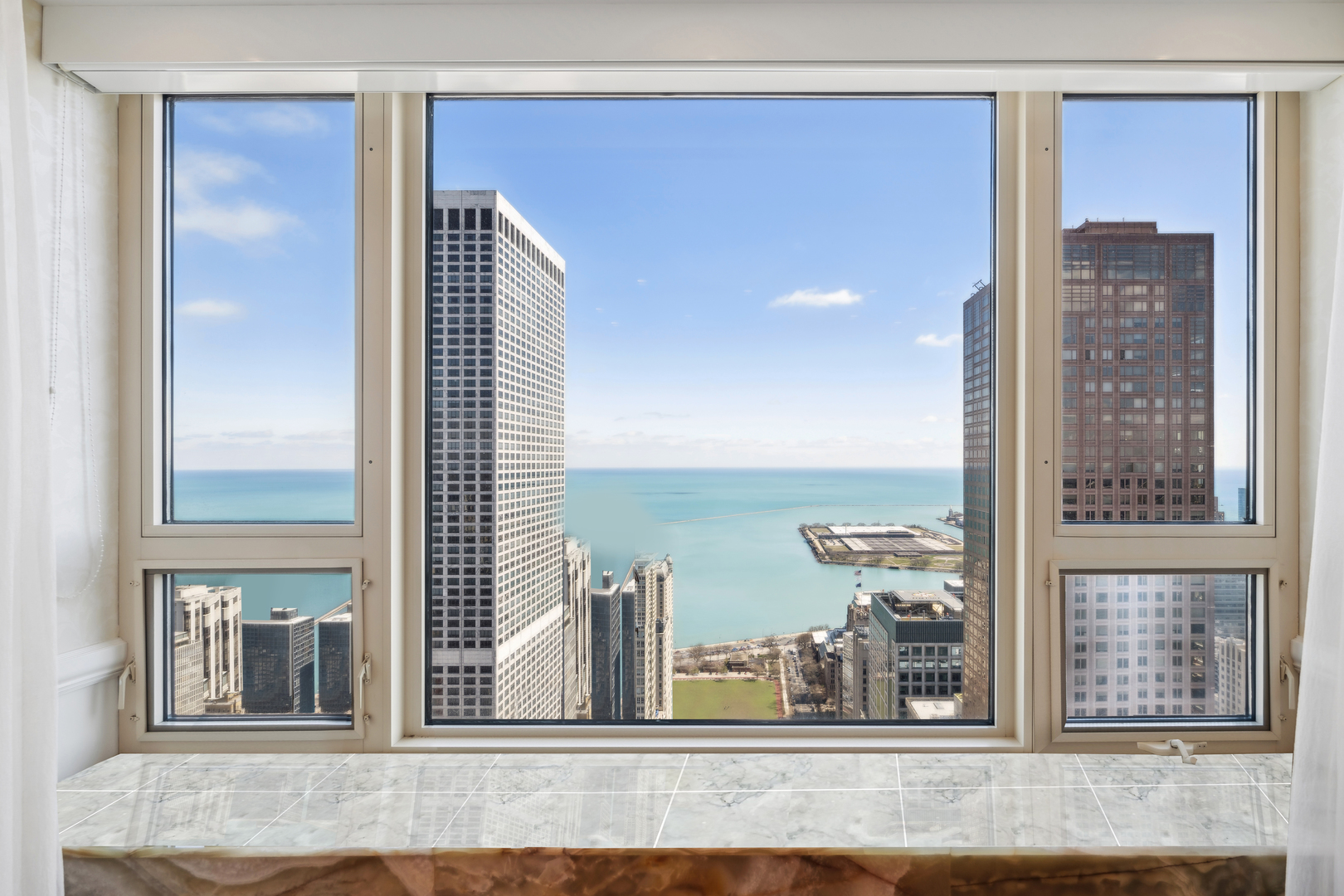 800 N Michigan Avenue 5401 Property Photo 2