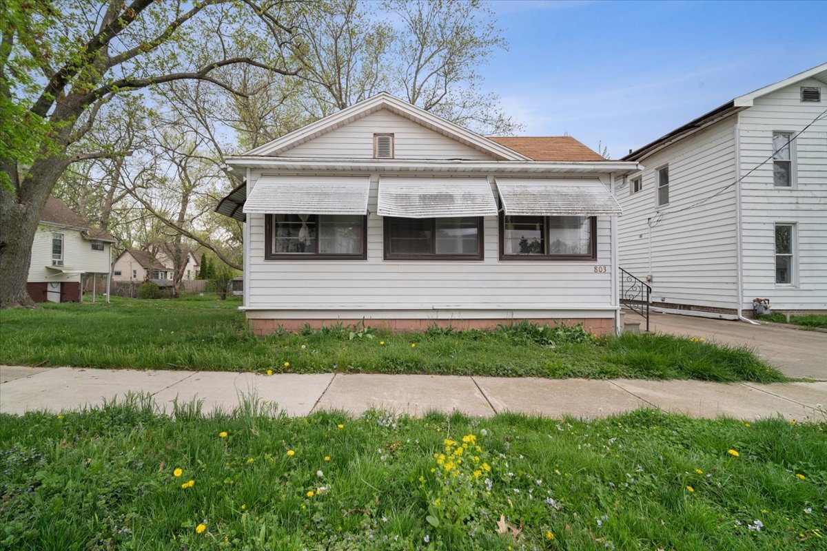 803 W Grove Street Property Photo 1
