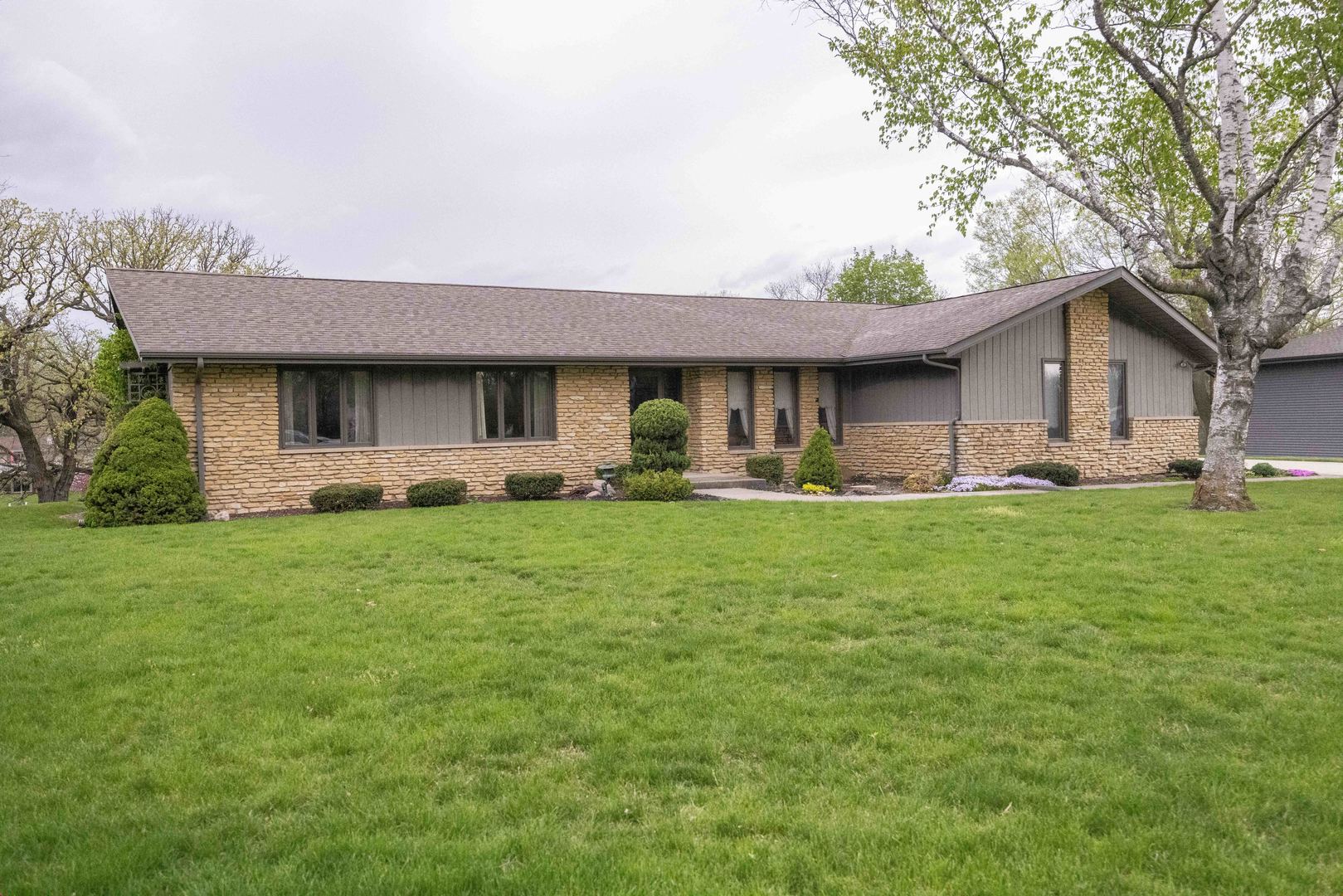 23946 Lakeview Drive Property Photo 1