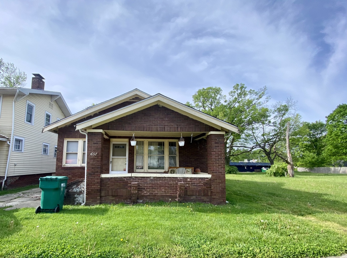 657 W Wood St Property Photo 1